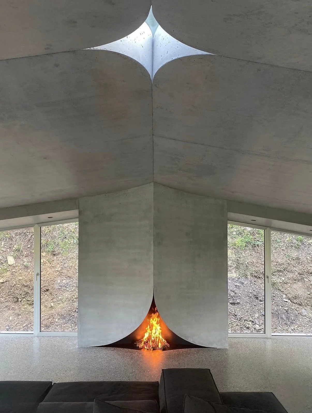 Casa C by @celoria_architects is a clear example of how restraint in architecture can still feel intentional and distinctive. From the outside, the home reads as a quiet concrete volume set into the landscape, but the facade immediately introduces it