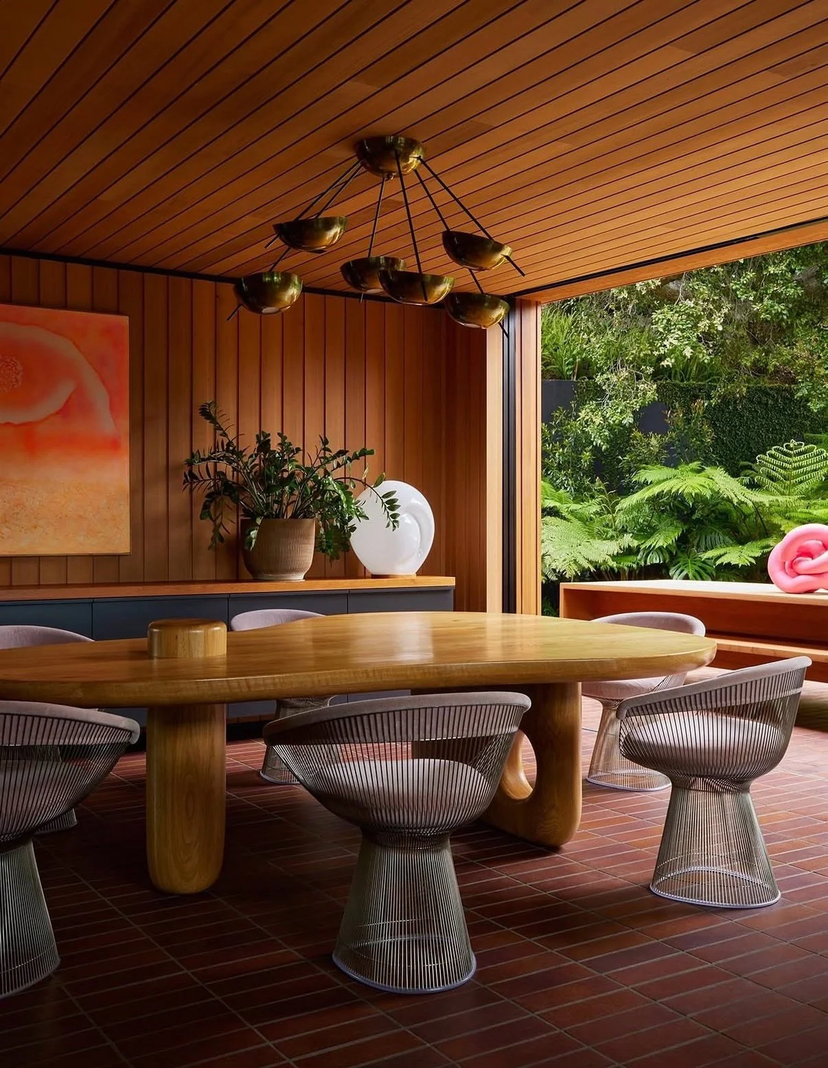 Cedar sets the tone long before the furniture does.

The Rustic Canyon residence by @jamiebushco + @assembledge embraces a restrained material palette where warm timber, black steel, stone, linen, terracotta, and textured upholstery work together ins