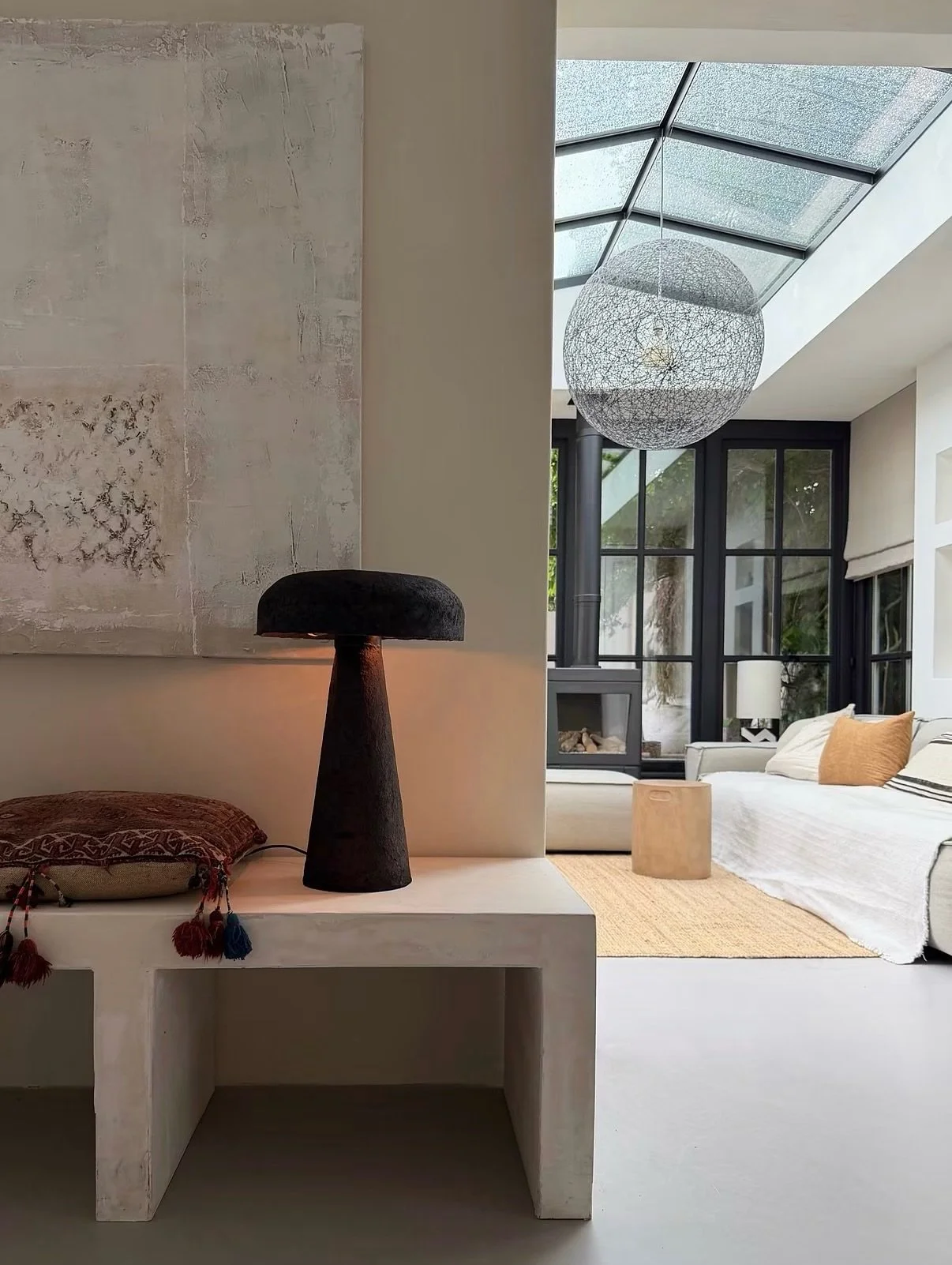 The interiors of @ingeroosxx reject excess in favor of material, proportion and atmosphere.

Rooted in warm minimalism, Japandi and wabi-sabi, the spaces are defined by mineral finishes, raw timber, woven fibers and a quiet neutral palette. Sculptura