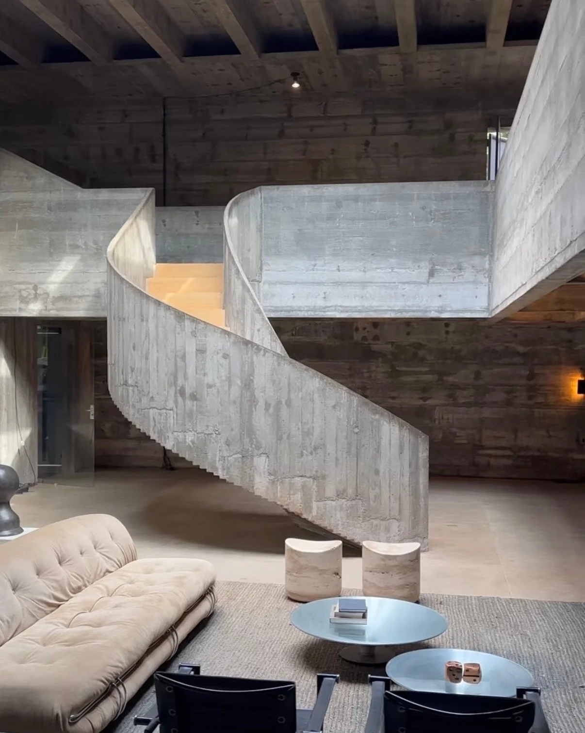 CASA FERNANDO MILL&Aacute;N | THE ARCHITECTURE OF RESTRAINT.

Architecture in its most uncompromising form.

Attributed to Brazilian architect Paulo Mendes da Rocha, Casa Milan demonstrates the discipline of brutalist architecture, where structural i