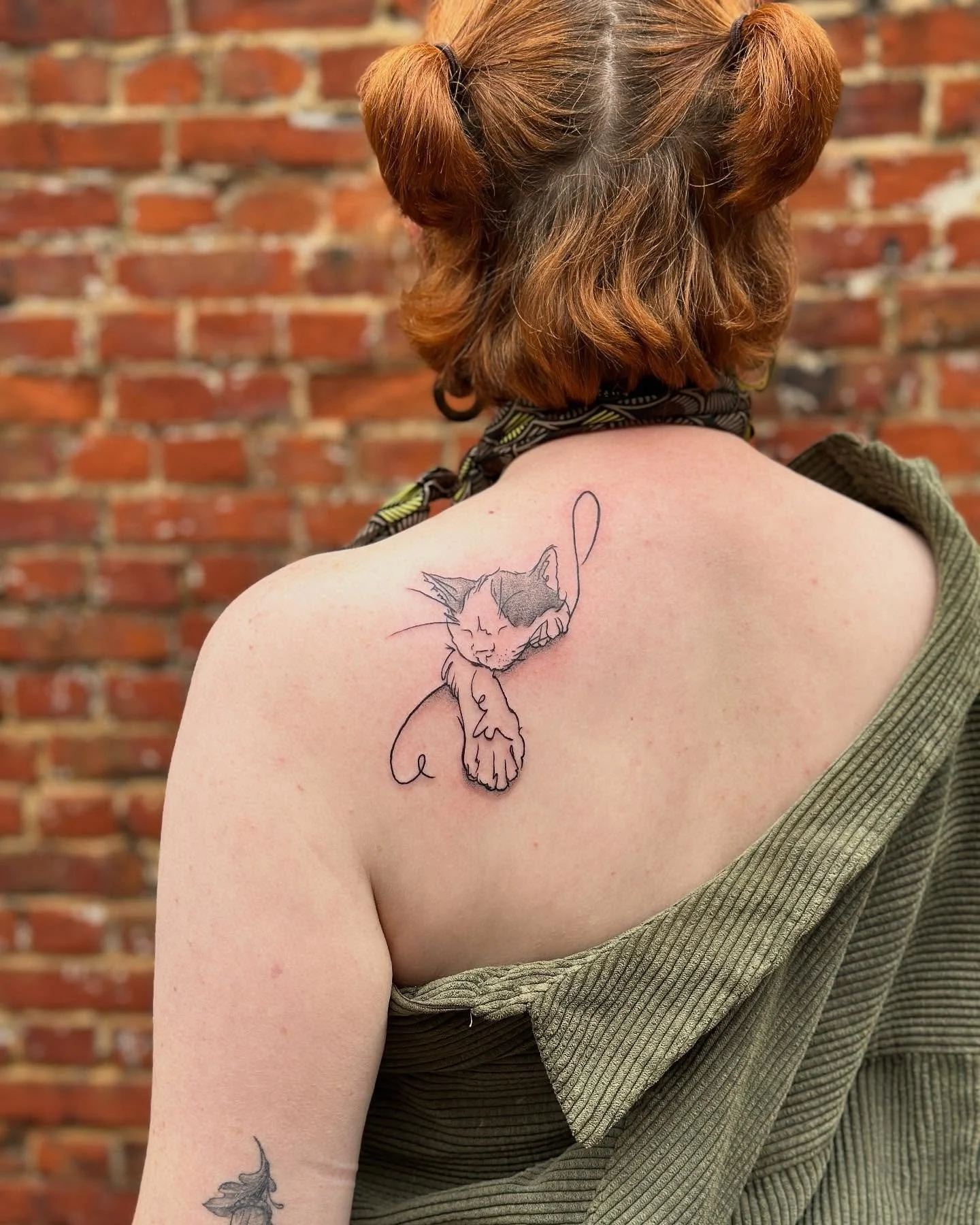 Two majestic animals for Clare. One, her baby Oliver, and the second, a spontaneous diplodocus from my Diggin Dinos flash 🦕

Such a lovely day tattooing these, thank you for letting me commemorate your boy 🐱

#norwichtattooist #norwichtattoos #toug