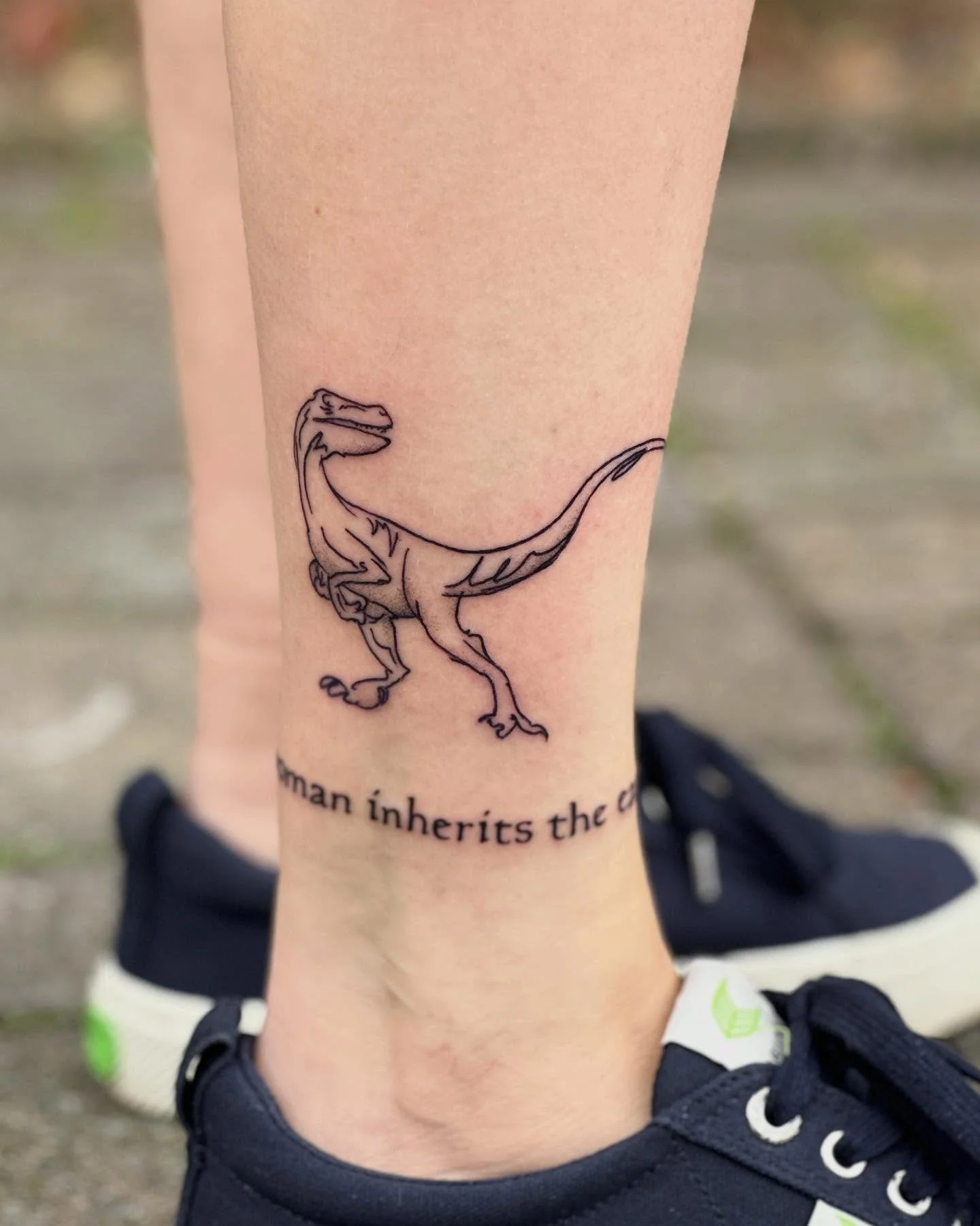 One for the dino fans! 🦖🦕 Loved pairing this velociraptor from my flash with a quote from Jurassic Park for author Laura ❤️ If you can tell me the full quote, then I&rsquo;ve got two words for you: Clever Girl

#norwichtattooartist #jurassicpark #v