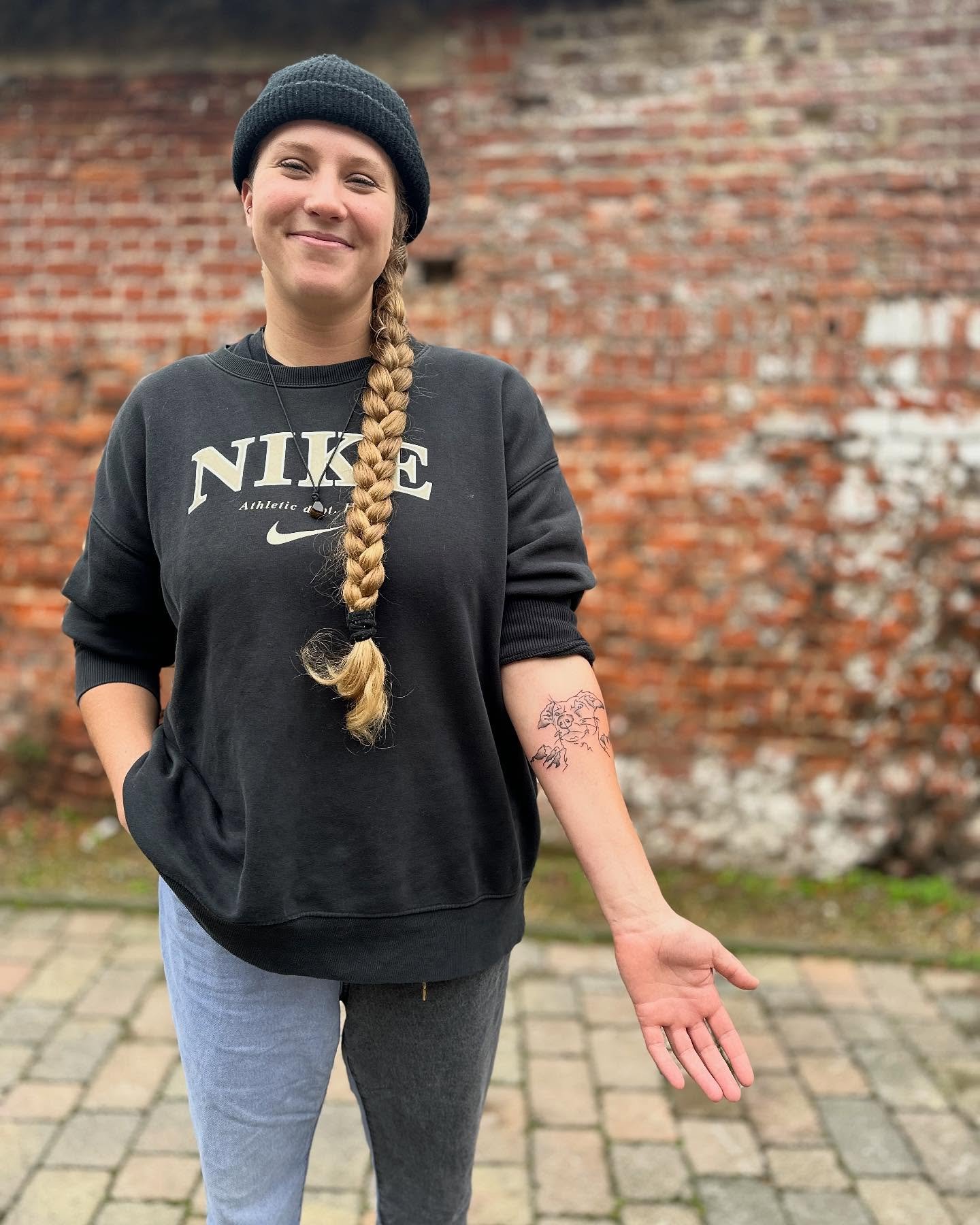 Luna in the French Alps for snowboarding pizza chef Kate 🏔️❄️ It&rsquo;s so much fun to be doodling your beautiful pets, and I loved the addition of a mountainous backdrop for this one of Luna 🐕

#norwichtattooartist #norwichtattoo #petportrait