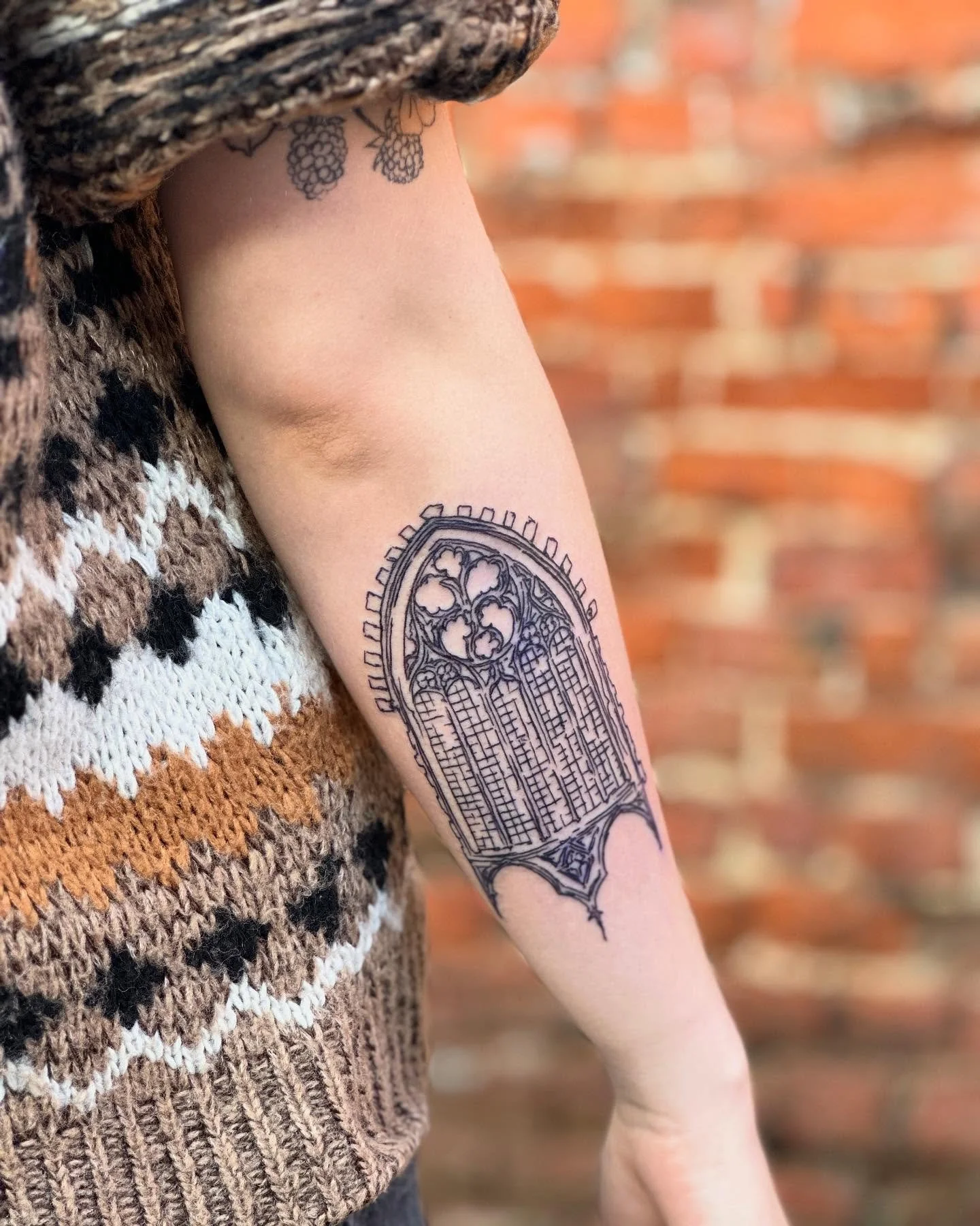 This medieval church window was includes by St Giles on the Hill, in Norwich. Thank you Dee for such a dream project to work on, I love drawing buildings so much!

#norwichtattoo #norwichtattooartist #stgilesonthehill