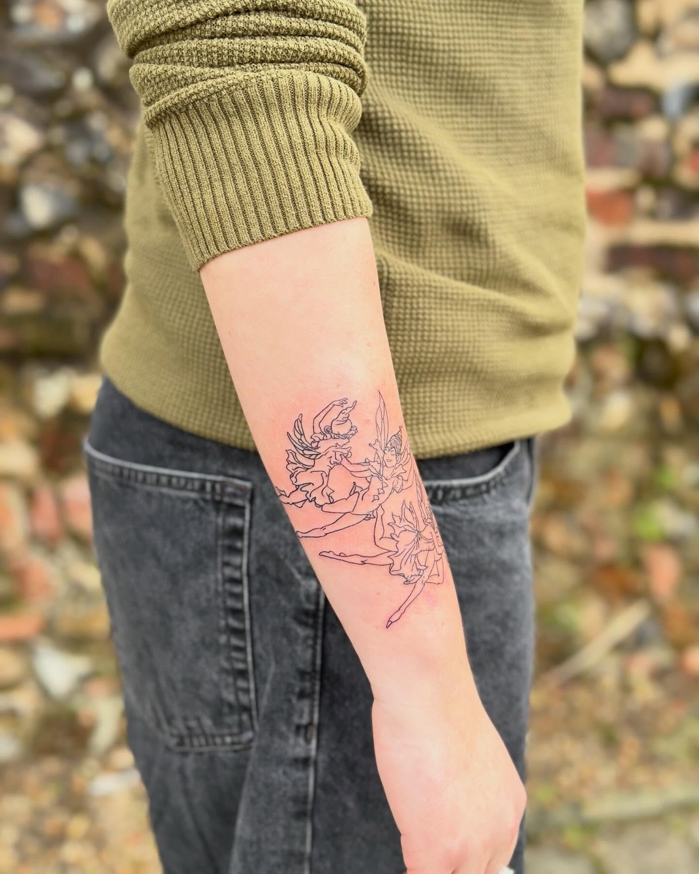 Rosa&rsquo;s first tattoo, based on a gorgeous illustration of pixies fairies from an Enid Blyton book 🧚&zwj;♂️
Thanks for sitting so well and trusting me with this whimsical piece 🧡

#norwichtattoo #enidblytontattoo #norwichtattooartist