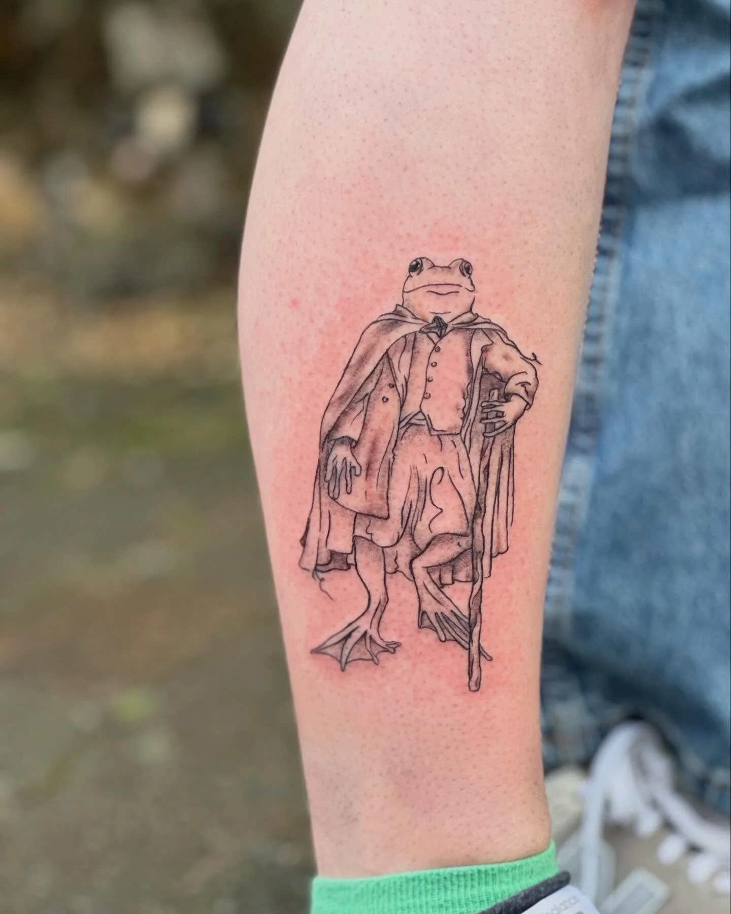 Frog Hobbit for Kat, who asked for a Shire adventurer with waistcoat, shirt, cloak and little hobbit stick for the journey ahead 🐸

Thank you for visiting me for this sweet Tolkien inspired tattoo, I had the best with you!

Anyone else in the mood f