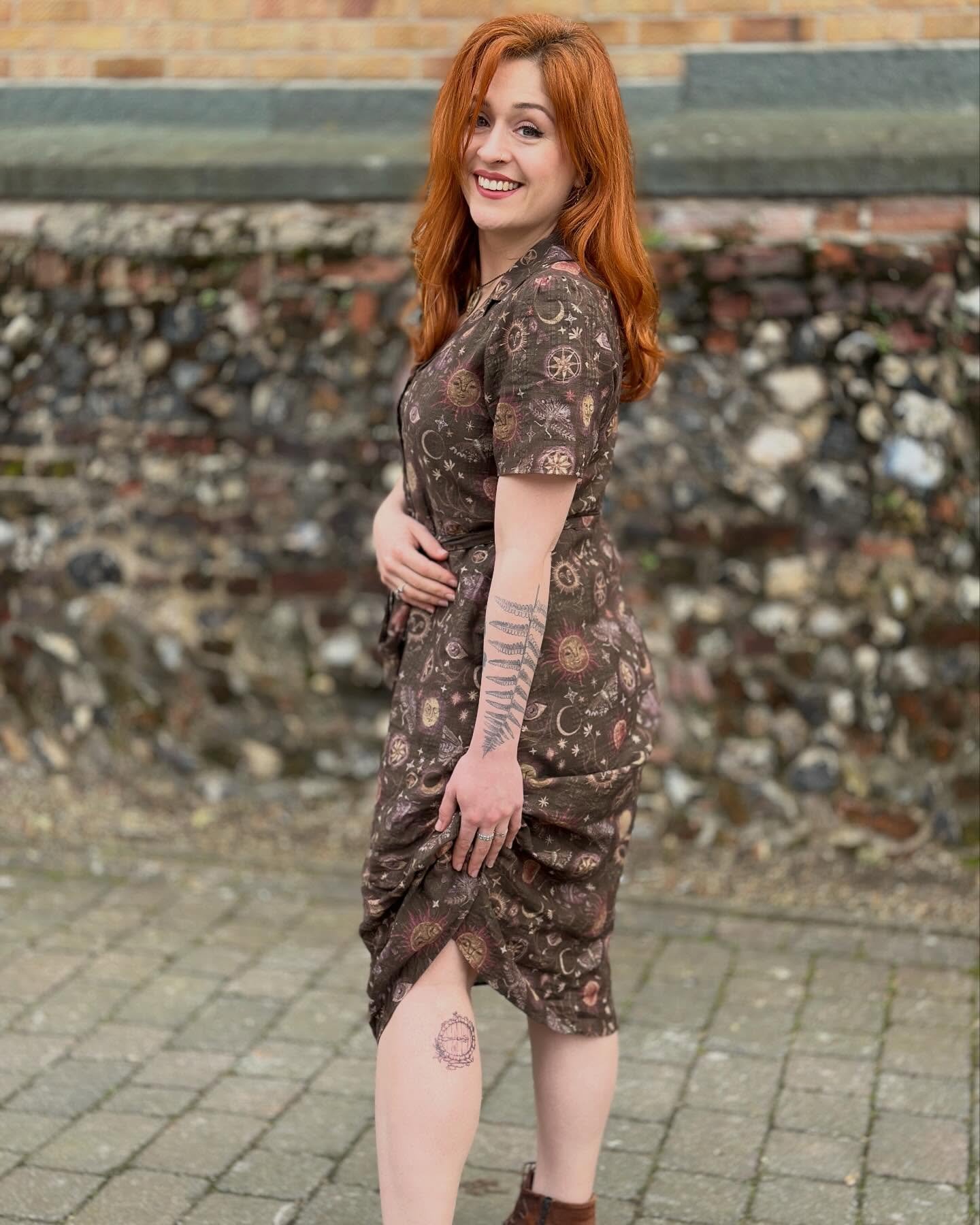 Matching hobbit home tattoos for Zo&euml; and Adam! So much fun making these same-but-different pieces for the hobbitiest couple ever 🧡 I&rsquo;m such a big fan of the stories, so any kind of Tolkien inspire tattoo is an honour to do!
With lavender,