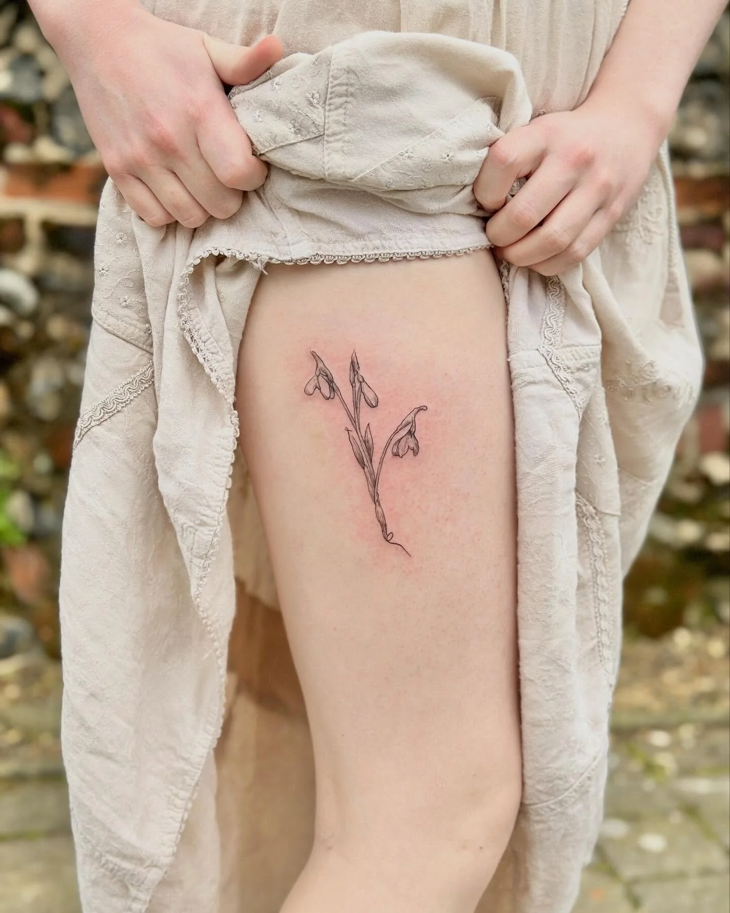 Botanical illustration style snowdrops for Laura, my last client of the week! We chatted about crepes, comedies and creative writing, such a lovely morning. Thank you for trusting me with your first tattoo (and also revealing your Simpsons fandom) 🧡