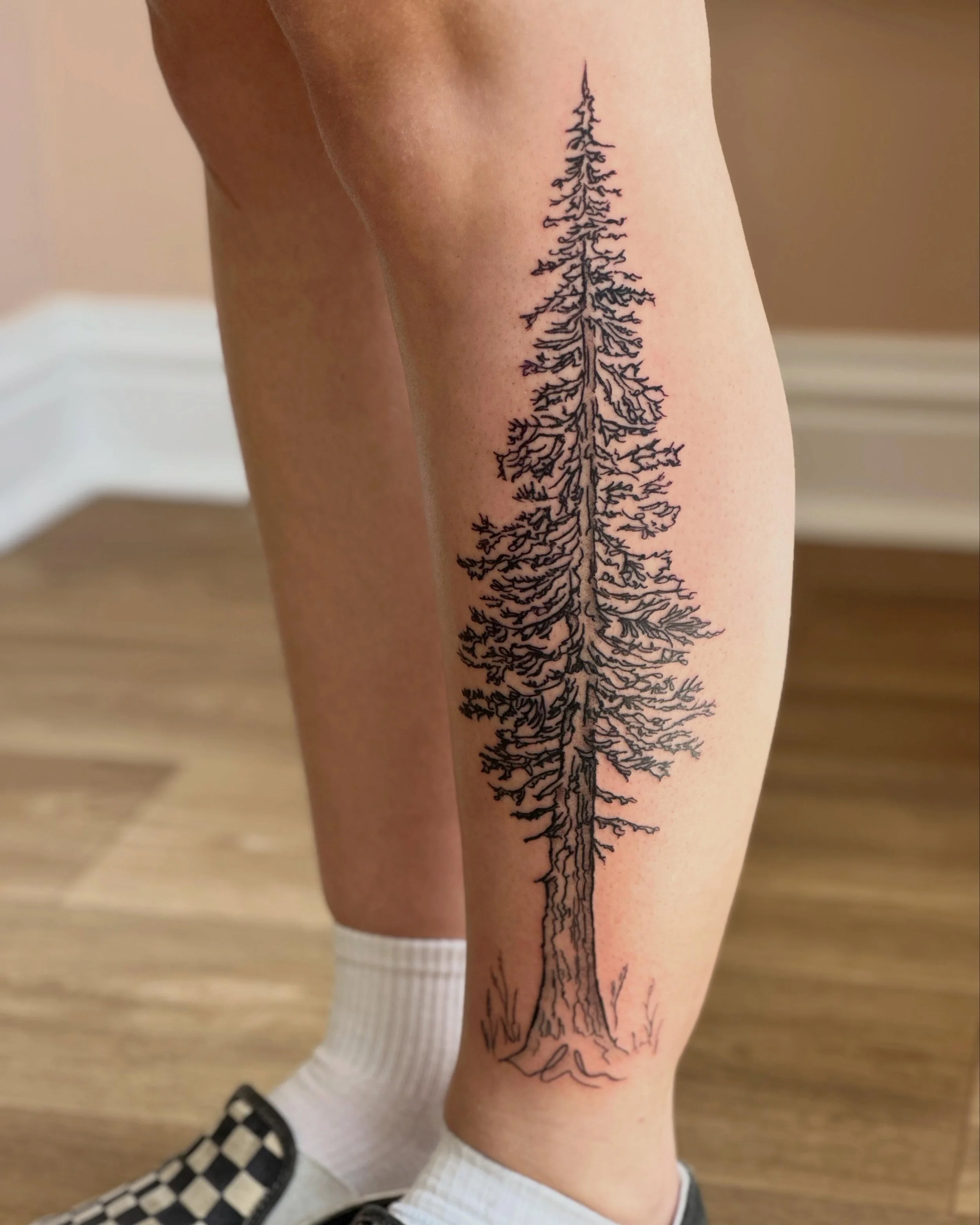 Big old tree for Isabel who&rsquo;s back again a year on 💚Thanks so much for visiting @anchoressnorwich and letting @inkyacorntattoo sit in to see me at work. Also, let&rsquo;s welcome the return of the outdoor picture straight from our courtyard. W