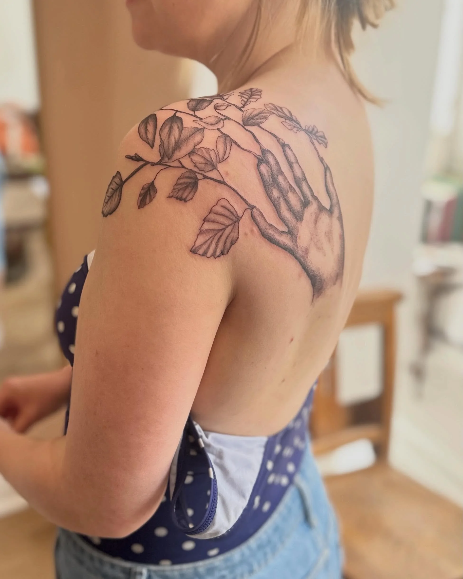 Something a little different today to celebrate @yetanotherevans upcoming debut novel launch (Little Wild if you want to give it a read!). Spent a much cooler day having lots of giggles, a cinnamon bun offering, and making this tattoo inspired by the