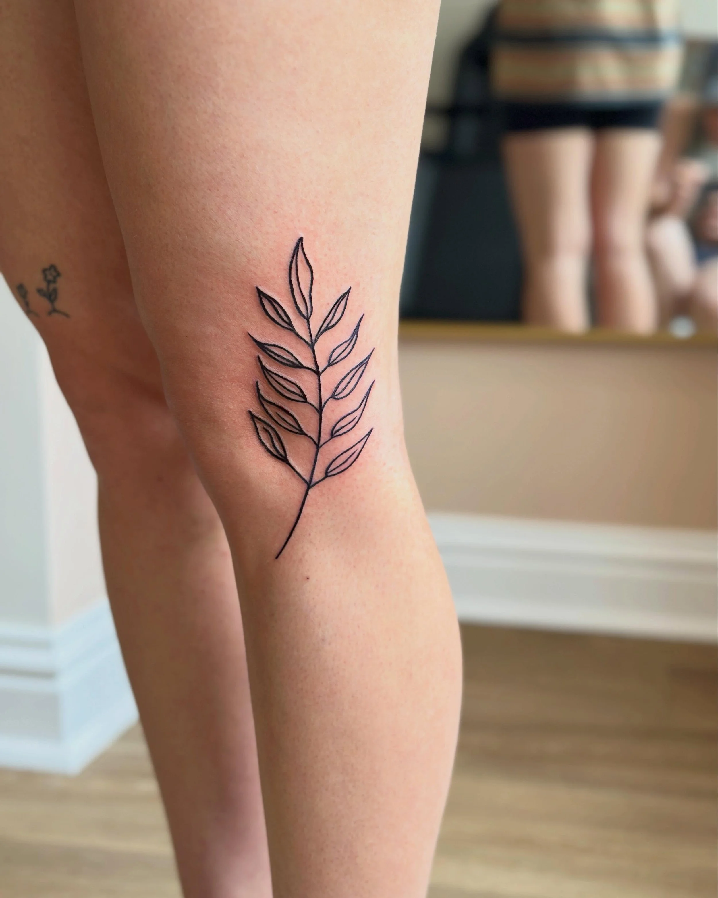 Bold leafy lines for Helen. Thank you for visiting me at @anchoressnorwich this morning and letting @inkyacorntattoo sit in on this cute little flash piece!New flash coming very soon, any guesses what it&rsquo;ll be?