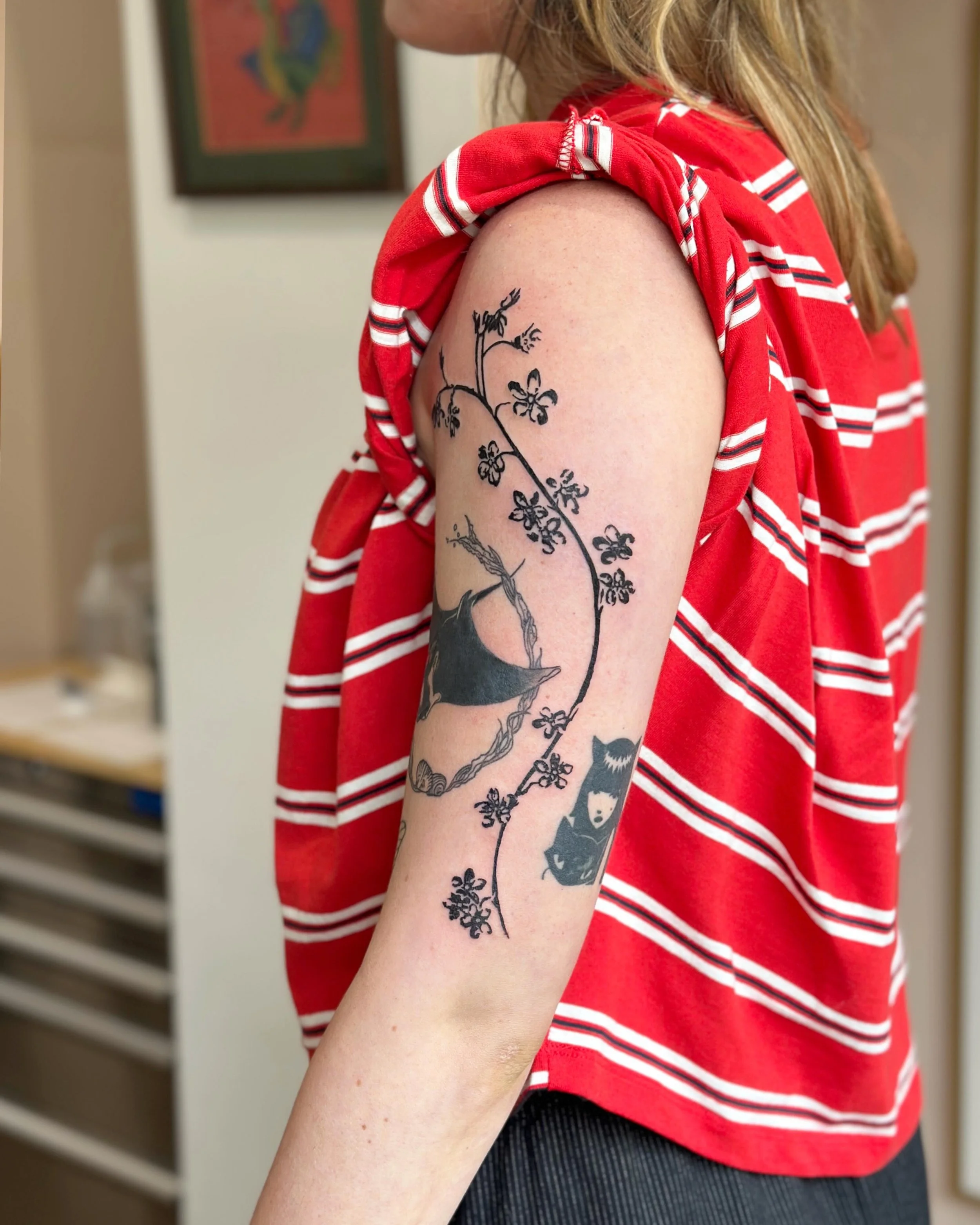 Ink blot forget-me-nots for Emily. I loved working in this style creating negative stamp style pieces. We&rsquo;ll be continuing the flowing flowers below the elbow next 🧡 See you again soon!