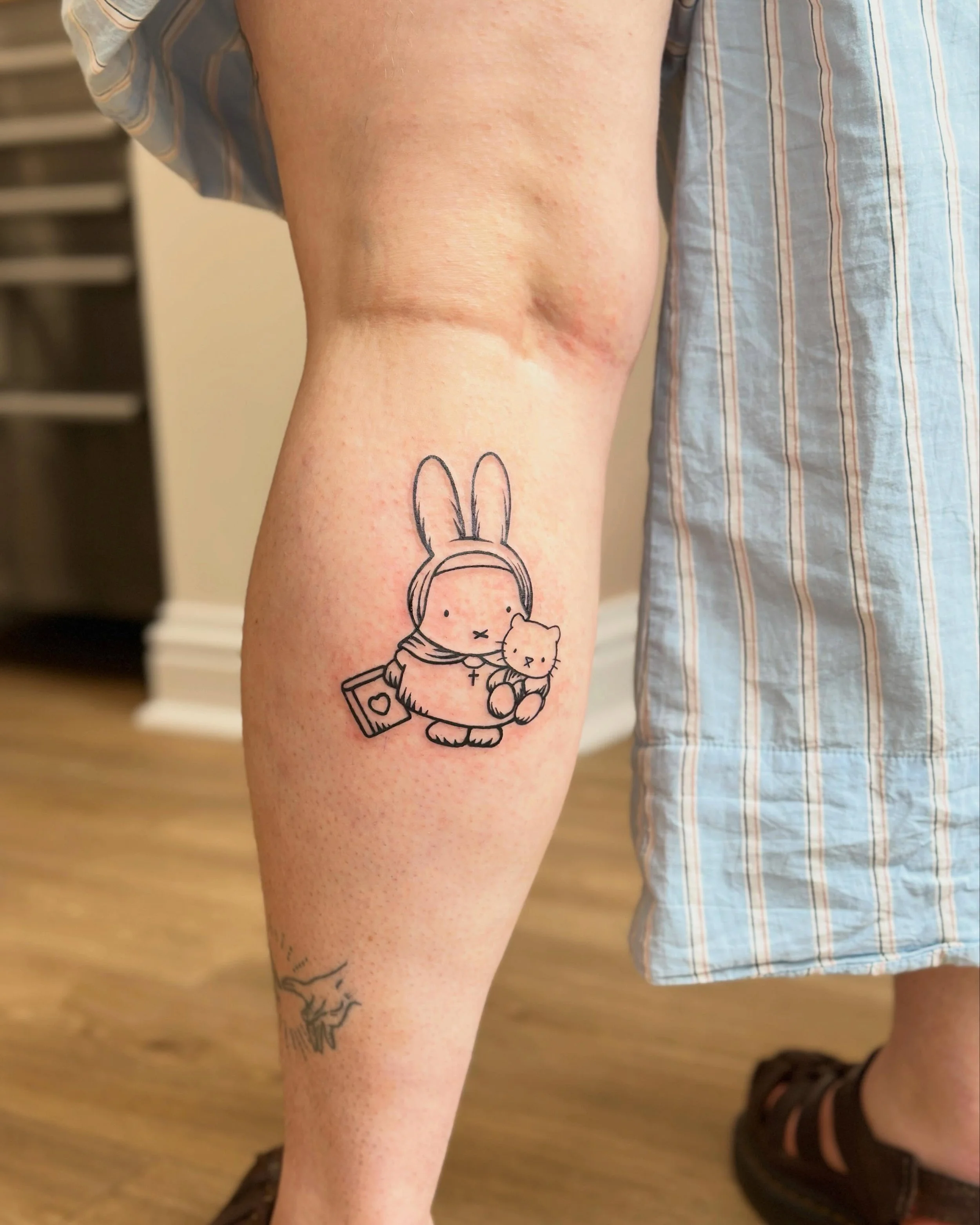 Anchoress edition Miffy for Billie! Comes with plushy cat for catching plushy rats, debut novel and bunny friendly wimple. Thank you for this cute project pal, and congratulations on graduating! 🧡