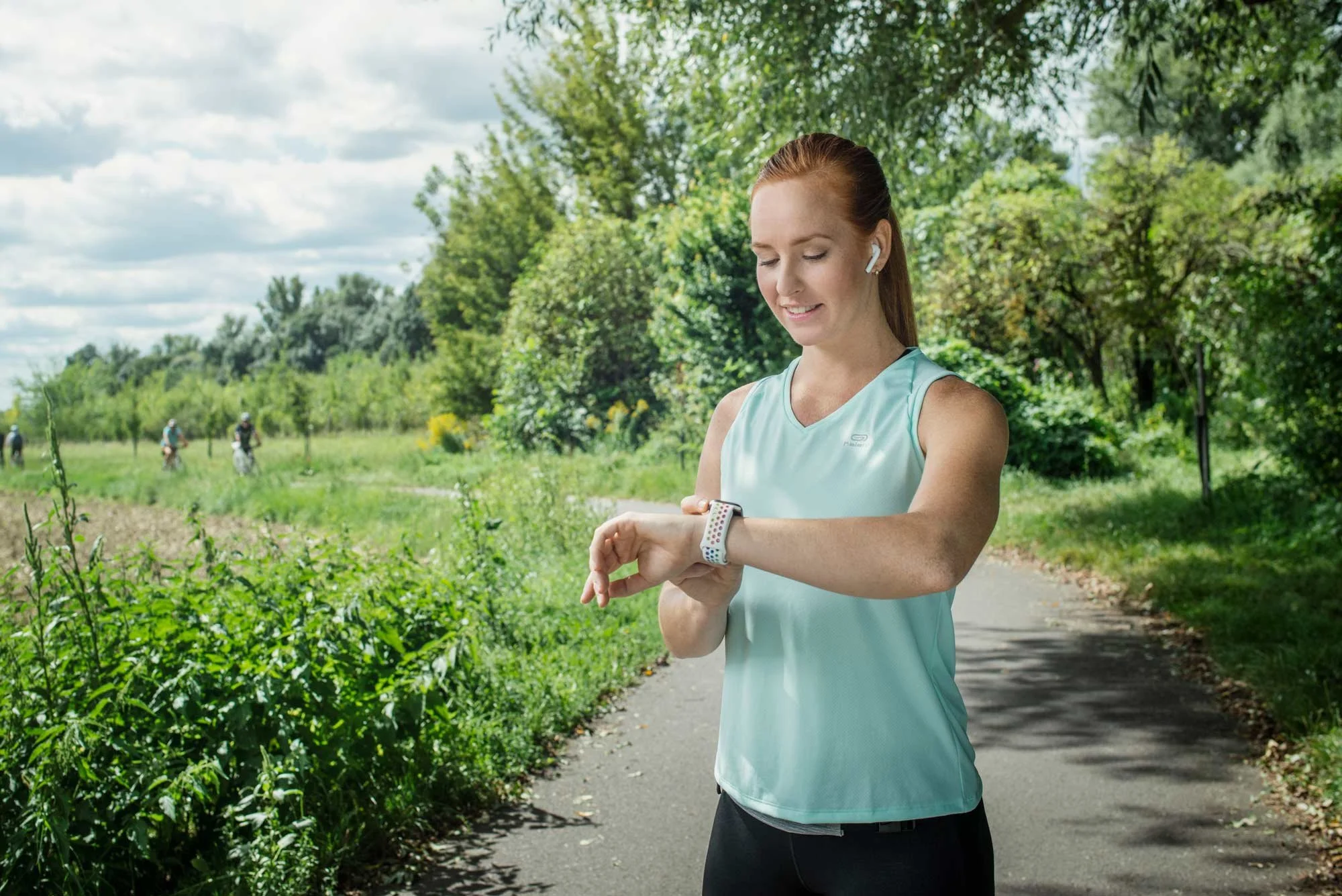 lifestyle-zena-bezkyne-bezecka-hala-sluchatka-chytre-hodinky-skoda-connect.jpg
