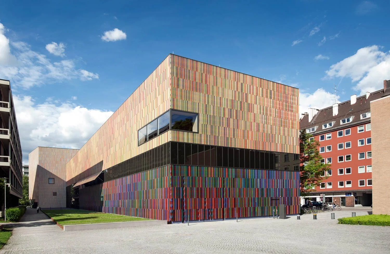 architektura‑muzeum‑barevna‑fasada‑mnichov‑moderni‑stavba.jpg