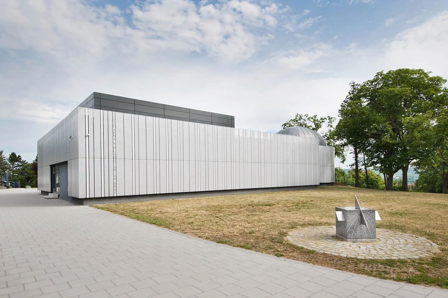 architektura‑planetarium‑brno‑moderna‑stribrna‑fasada.jpg