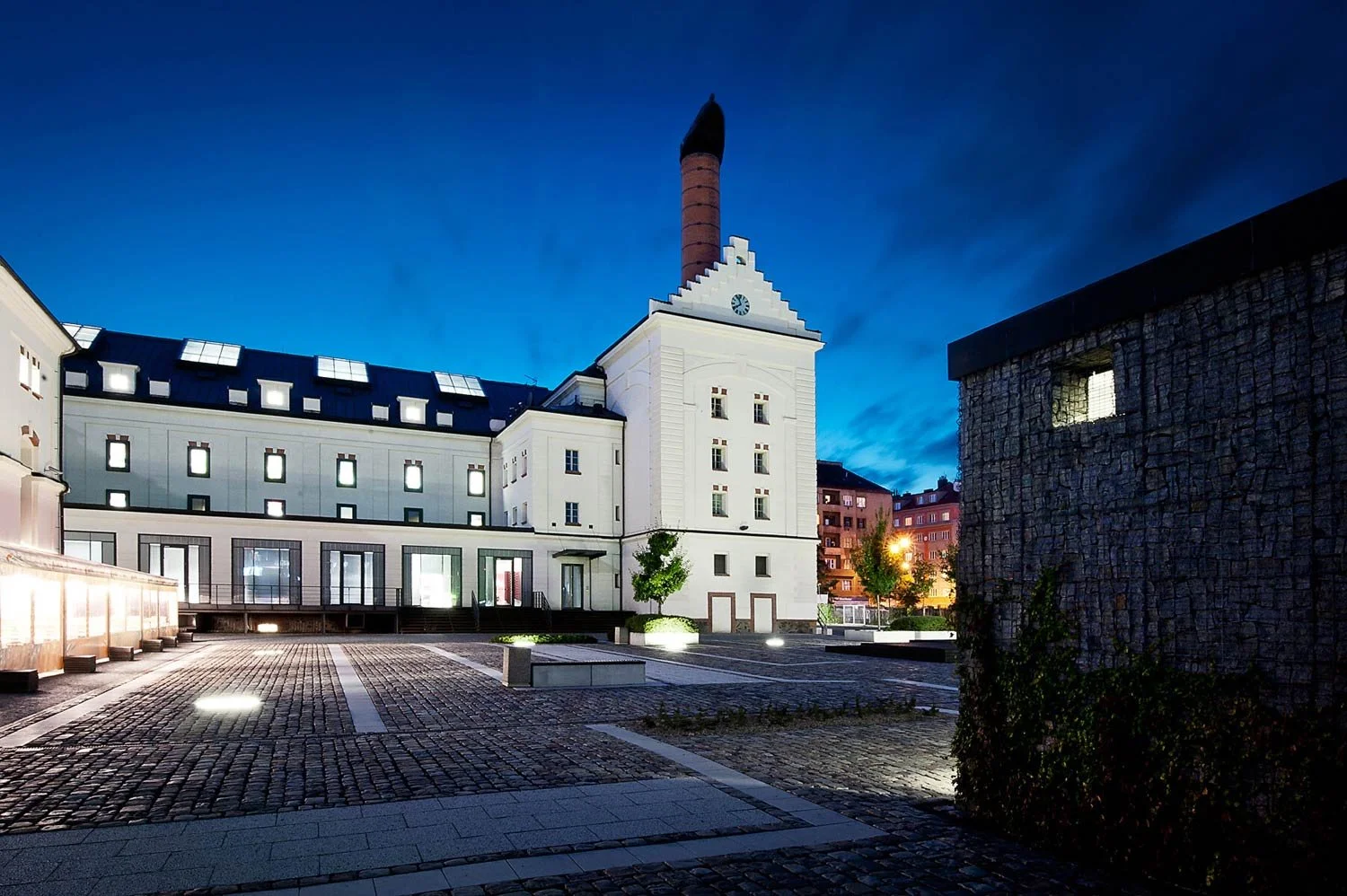 architektonicke‑centrum‑pivovar‑holesovice‑praha‑noc.jpg