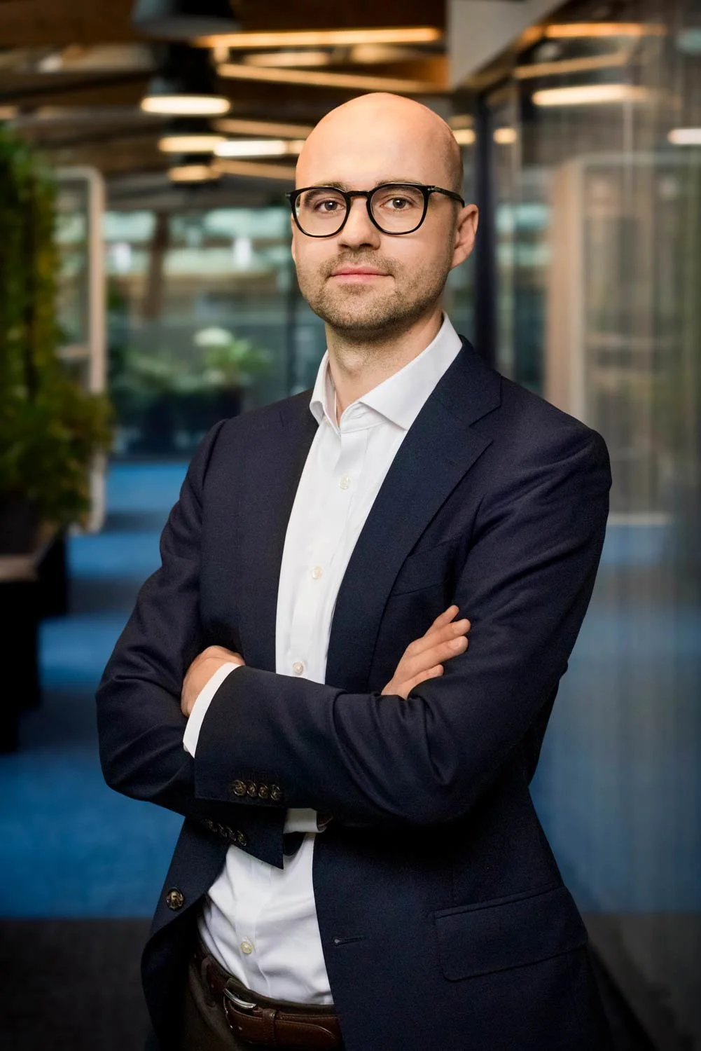 firemni-portret--muz-tmavemodre sako-svetla-kosile.jpg