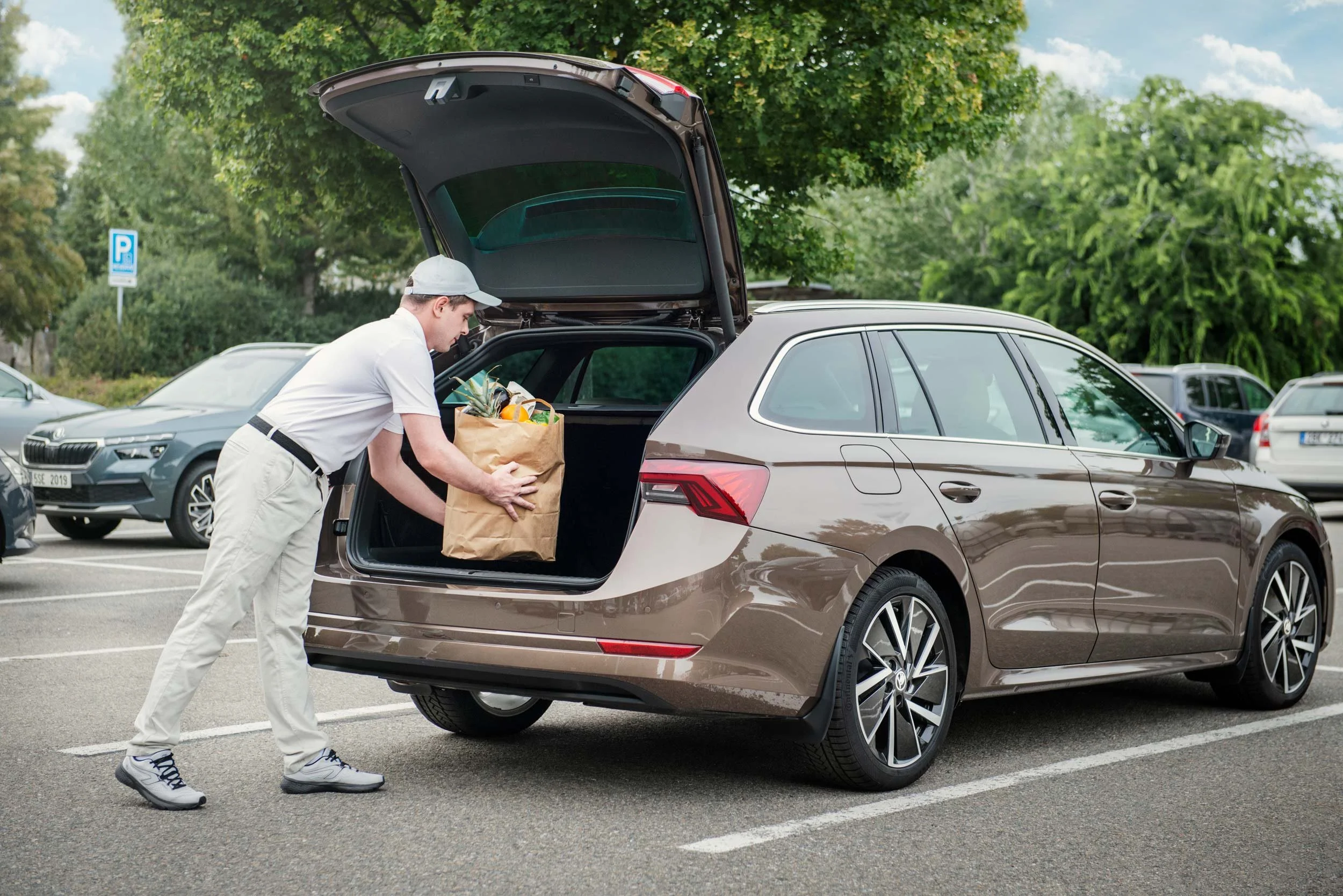 autotive-foto-kuryr-doruceni-nakupu-zasilky-kufr-auta-skoda-superb-combi.jpg