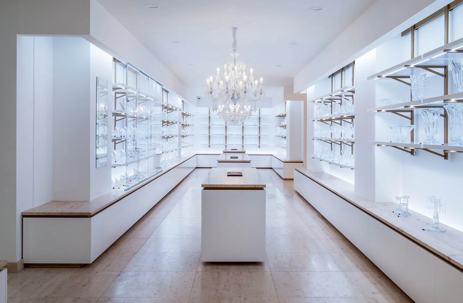 interier‑obchod‑luxusni‑sklo‑preciosa‑minimalisticky‑design.jpg