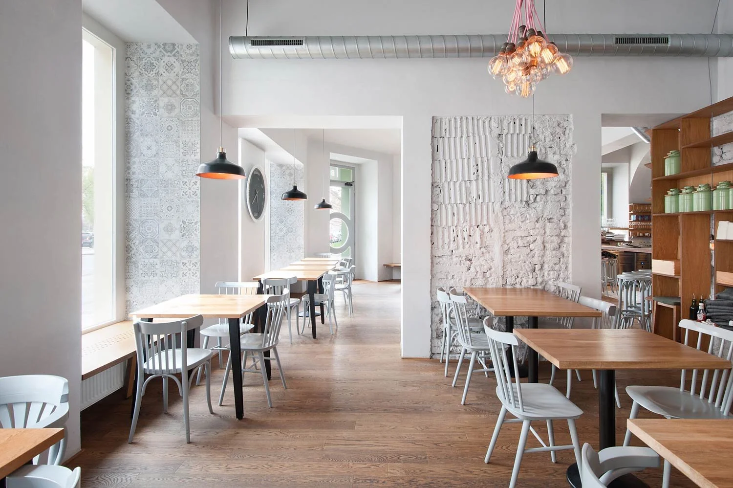 interier‑bistro‑praha‑designove‑svetla‑svetly‑prostor.jpg