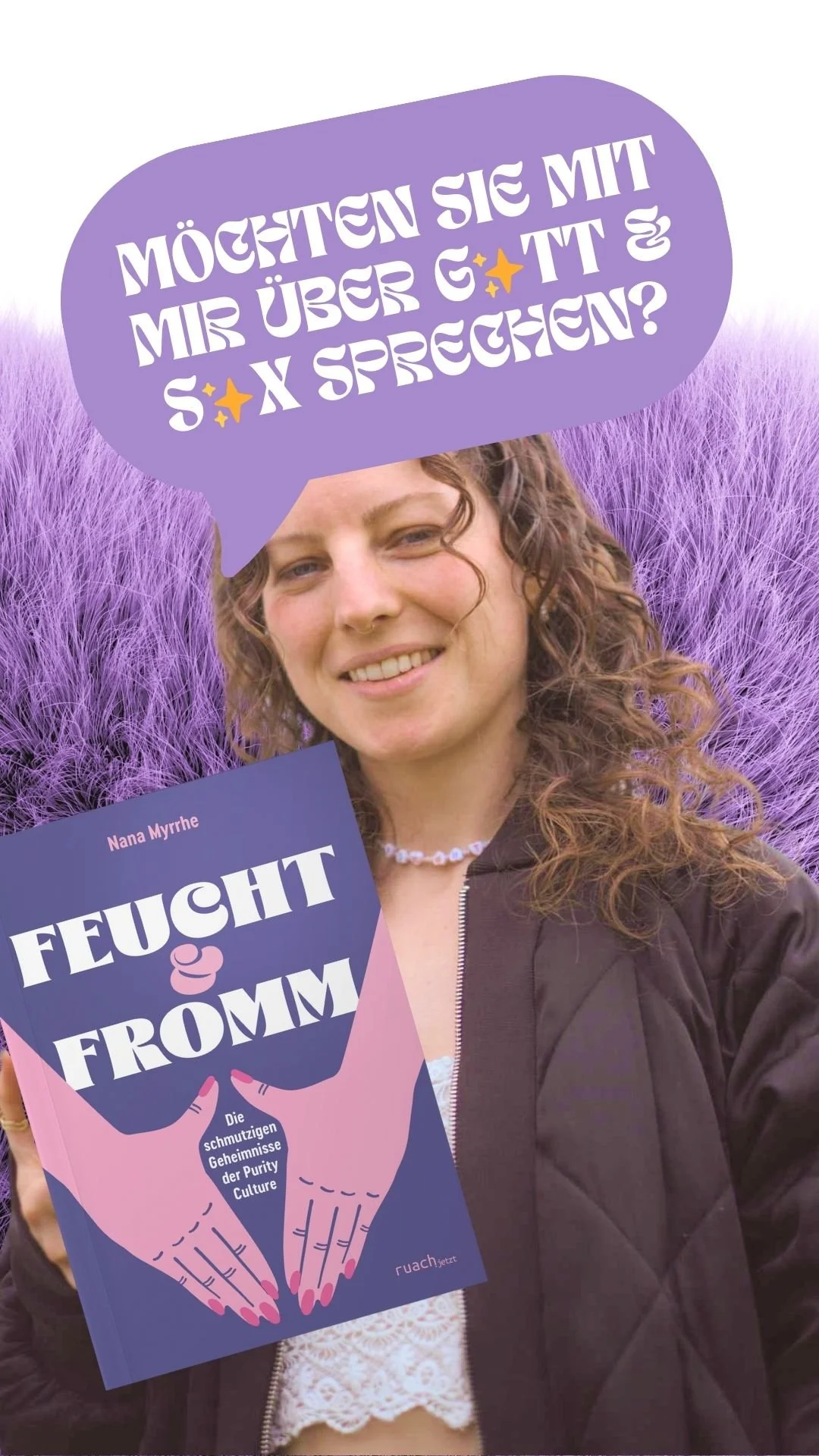 Junge Frau mit braunen Locken hält ein Buch mit dem Titel "Feucht vomm" vor einer violetten Pflanzenlandschaft.