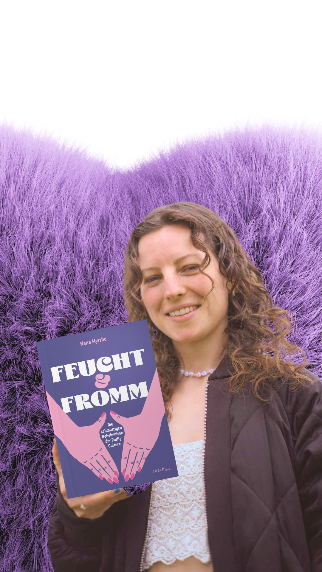 Eine Frau mit braunen, lockigen Haaren und einem schwarzen Jacke hält ein Buch mit dem Titel 'FEUCHT & FROH', während sie vor einem Feld mit lavendelfarbenen Pflanzen steht.