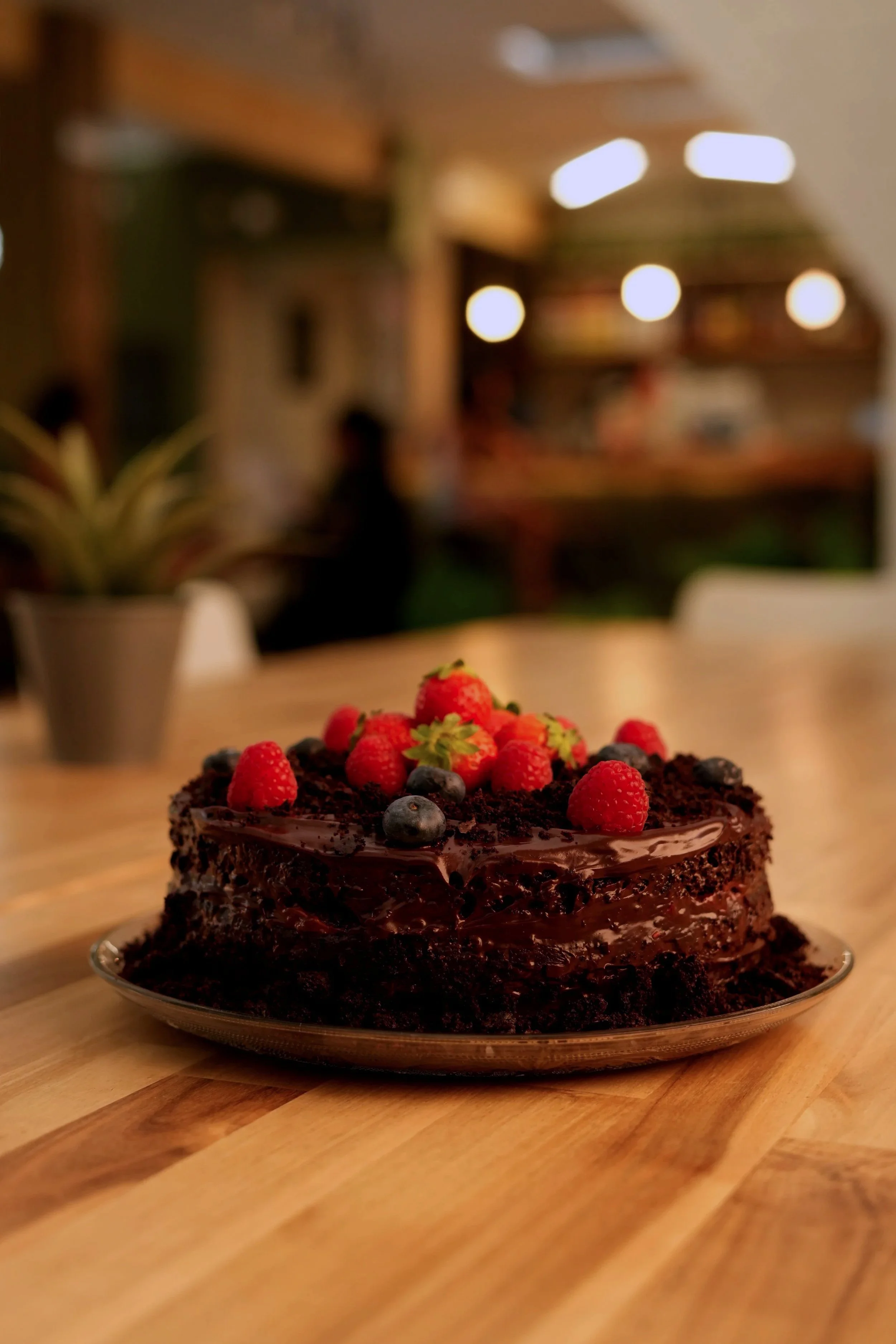 Tarta de chocolate sin gluten acompañada de frutos rojos