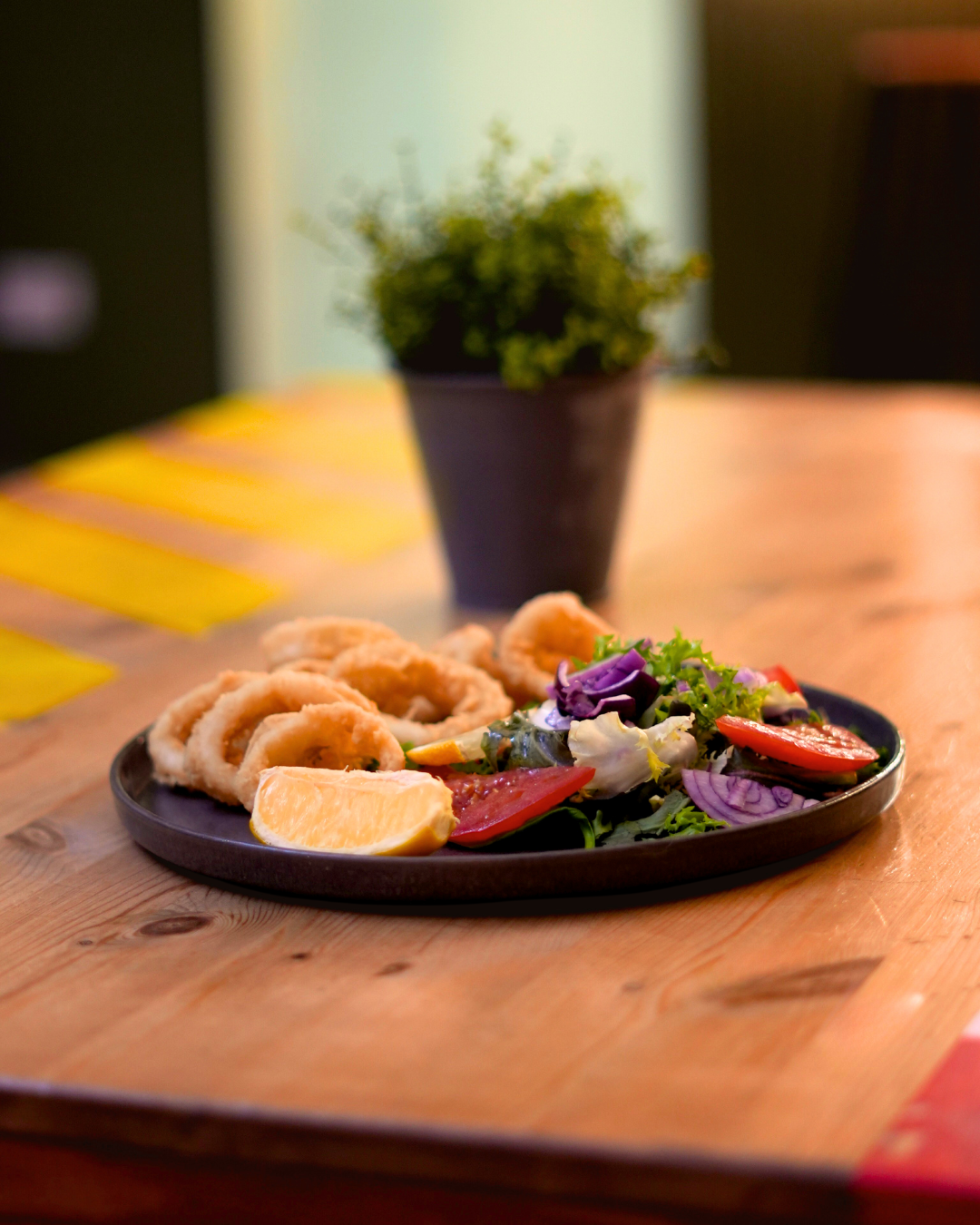 Plato de calamares a la romana acompañados de ensalada