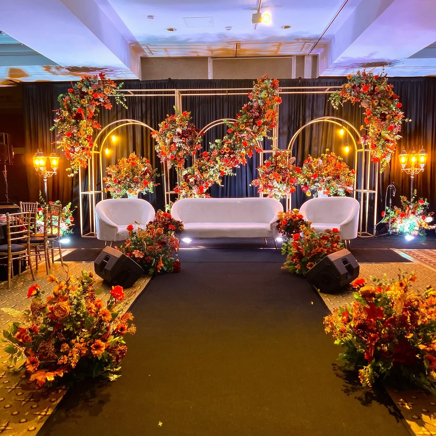Autumn leaves 🍁 
This stunning setup is all about warm tones, cozy candlelight, and luxe golden accents. From the vibrant floral arches to the perfectly styled tables, every detail is designed to bring those dreamy fall vibes to life. Whether you&rs