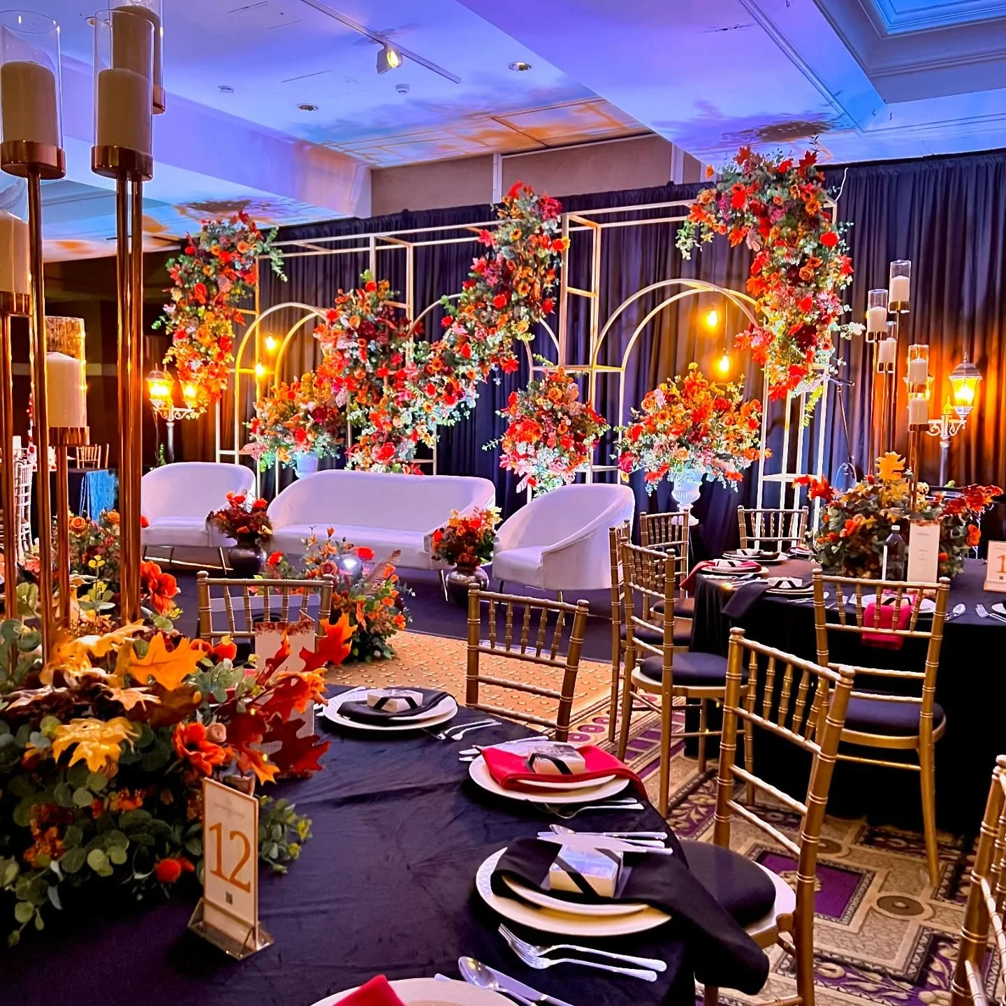 Autumn leaves 🍁
This stunning setup is all about warm tones, cozy candlelight, and luxe golden accents. From the vibrant floral arches to the perfectly styled tables, every detail is designed to bring those dreamy fall vibes to life. Whether you&rs