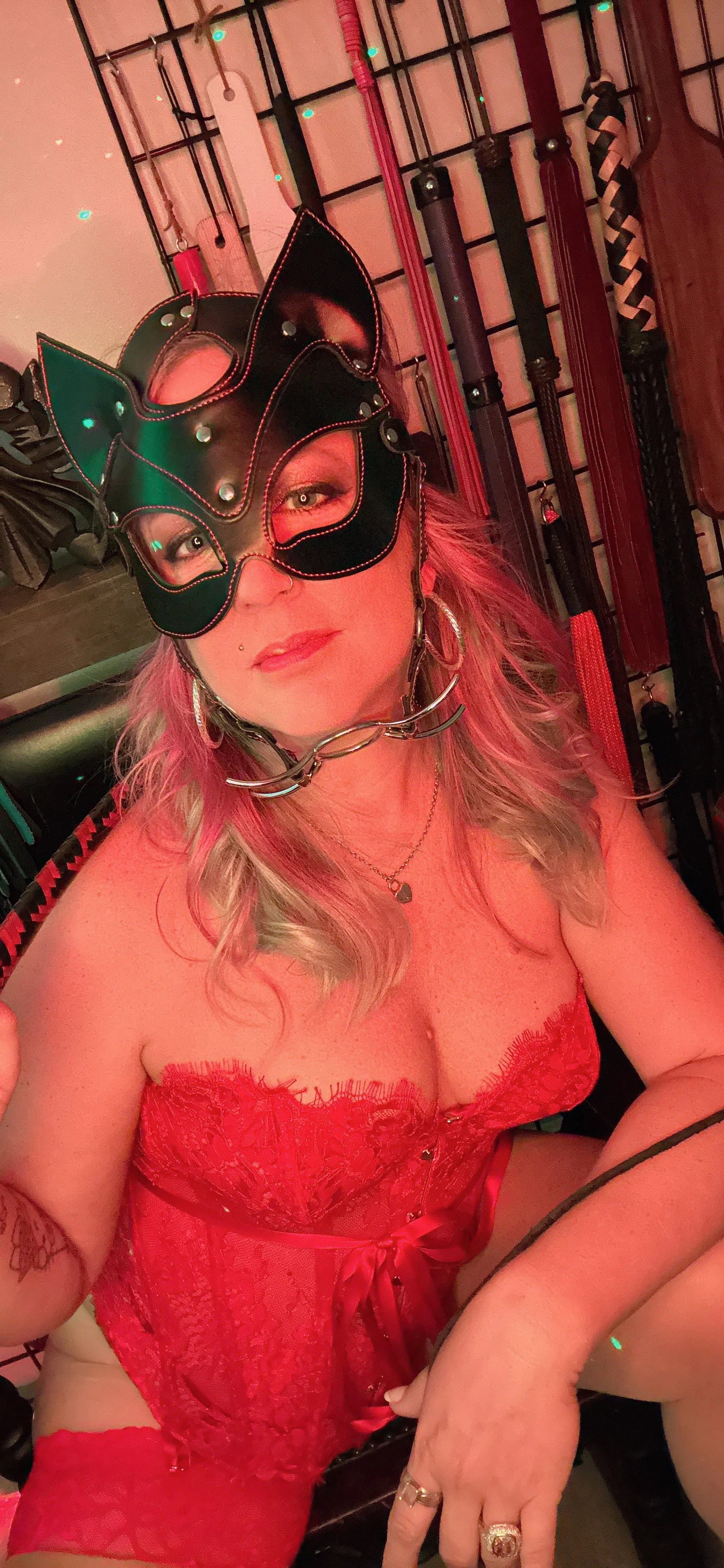 Lady Elle in The Throne Room at The Domicile - photo by Lady Elle