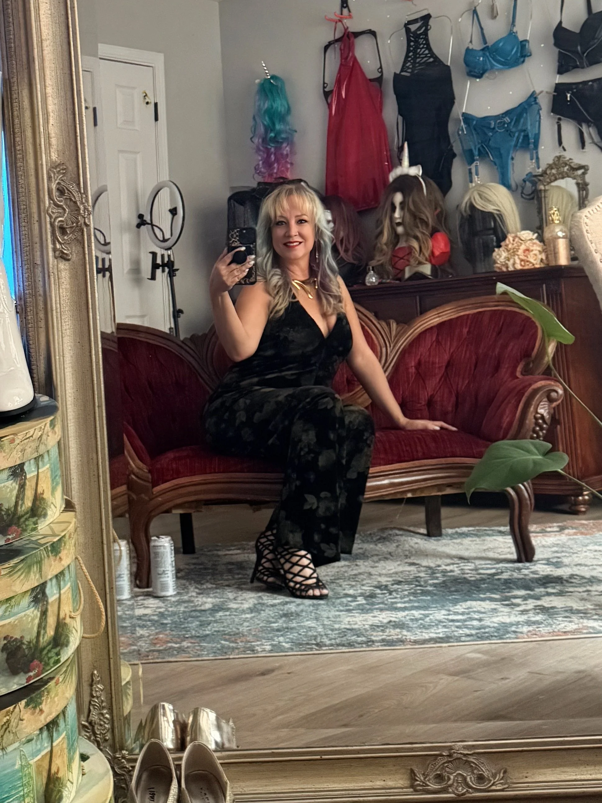 Lady Elle in The Cross-Dressing Room at The Dimicile - photo by Lady Elle