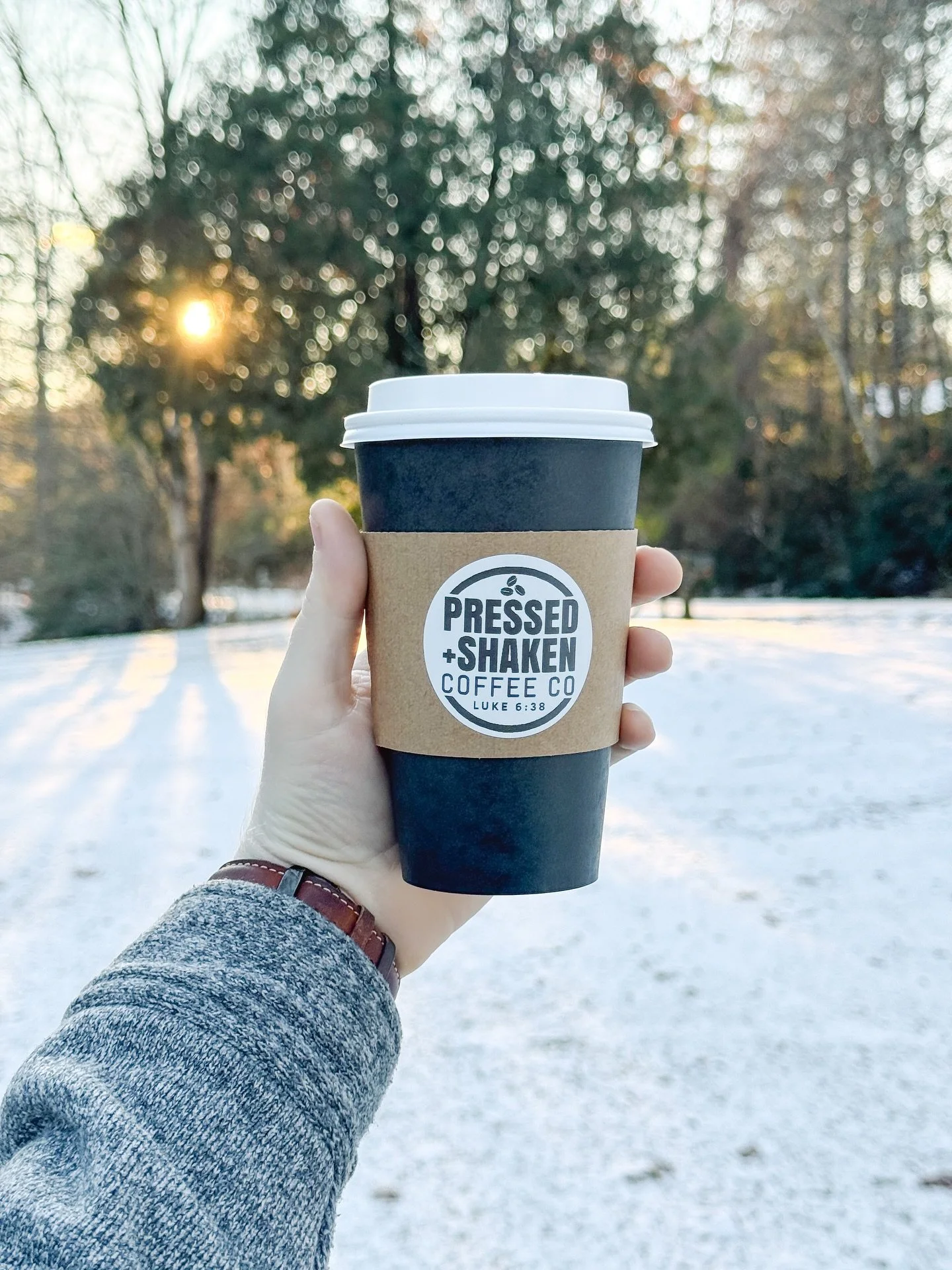 Pleasantly surprised with the beautiful snow on the ground this morning. Nothing pairs better with a winter wonderland than a cup of delicious coffee! Gingerbread to be precise ☕️🤍