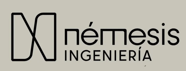 Logotipo de Némesis Ingeniería con un diseño lineal y texto en color negro sobre fondo gris