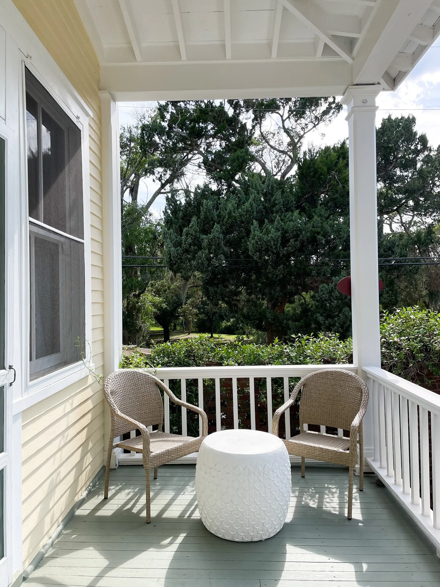 Room for everyone, memories for a lifetime 💙 Stay steps from the shore and feel right at home at Officers Row, Tybee’s best family retreat.
 
📍Book now at the link in bio.