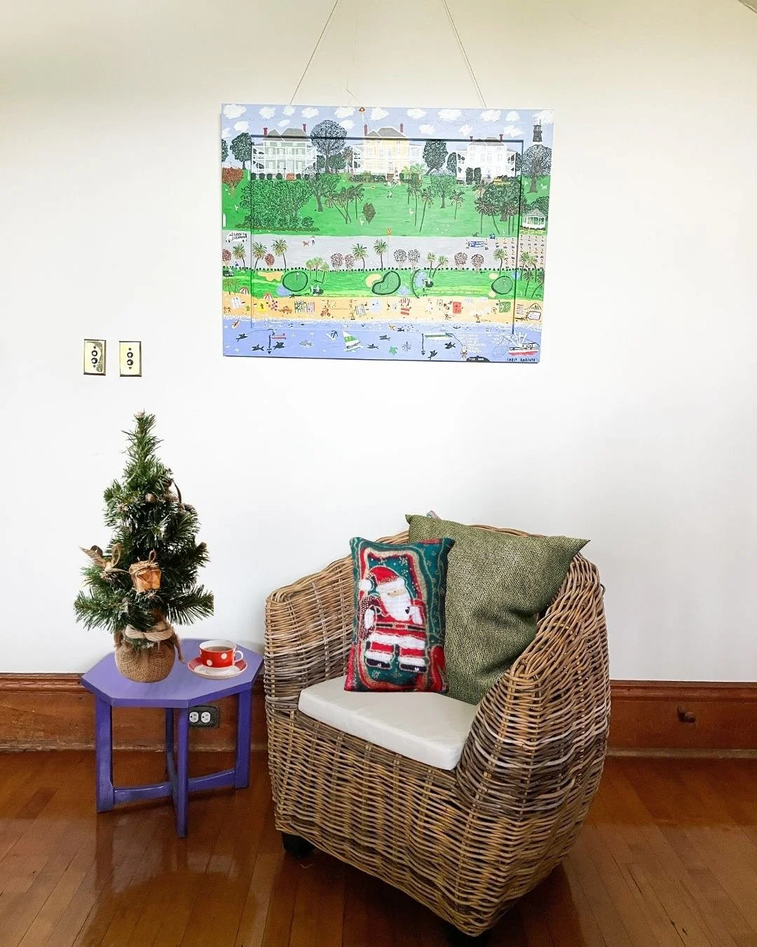 Sand, sea, and holiday cheer 🎄 Make this Christmas one to remember with a cozy coastal stay at Officers Row 🥳
#ChristmasonTybee #TybeeIsland #TybeeIslandGeorgia #TybeeBeach