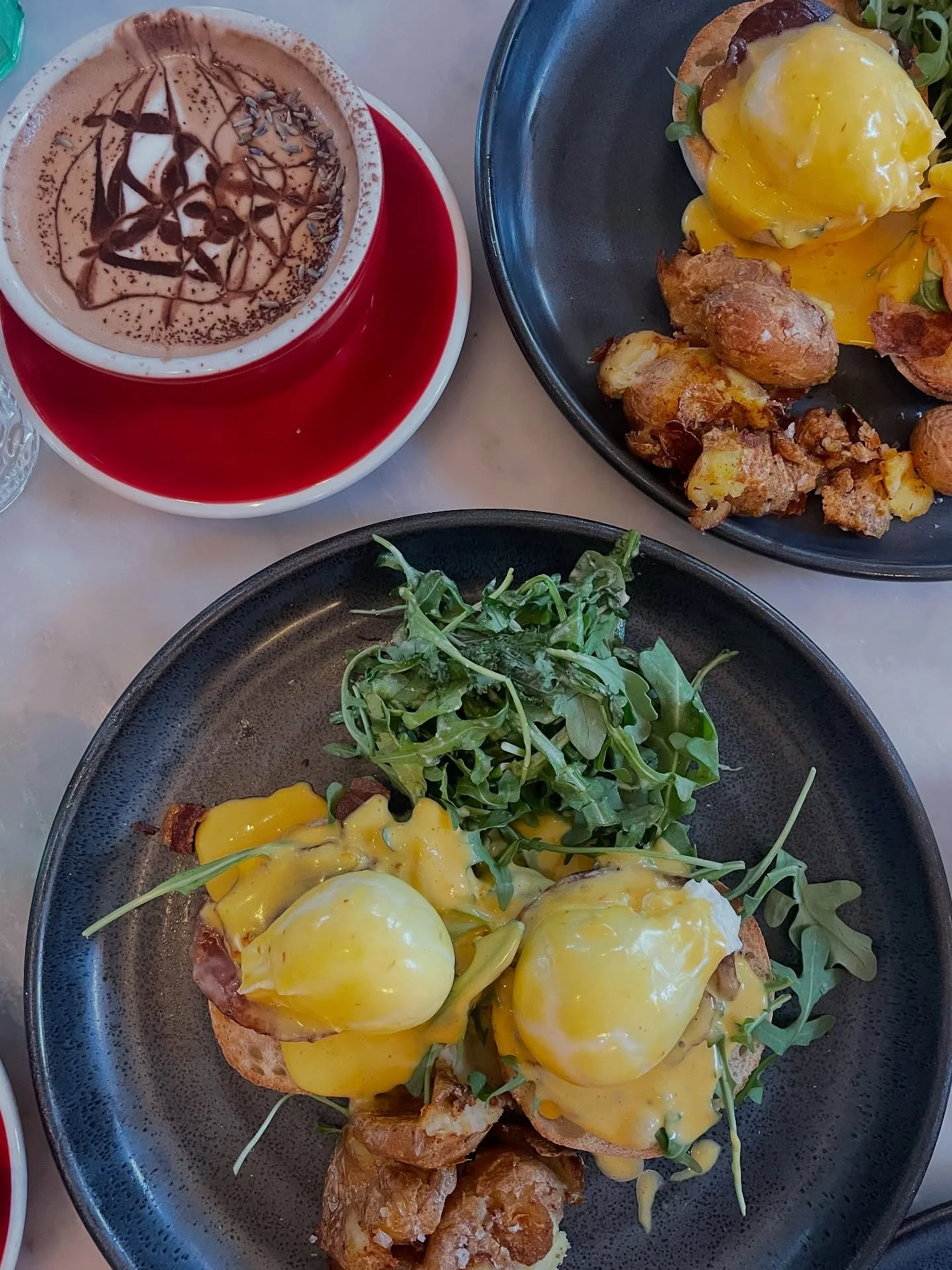 Brunch with a side of charm 🥂 @thecollinsquarter brings a taste of Australia to the heart of Savannah, a must-stop on your Tybee getaway.