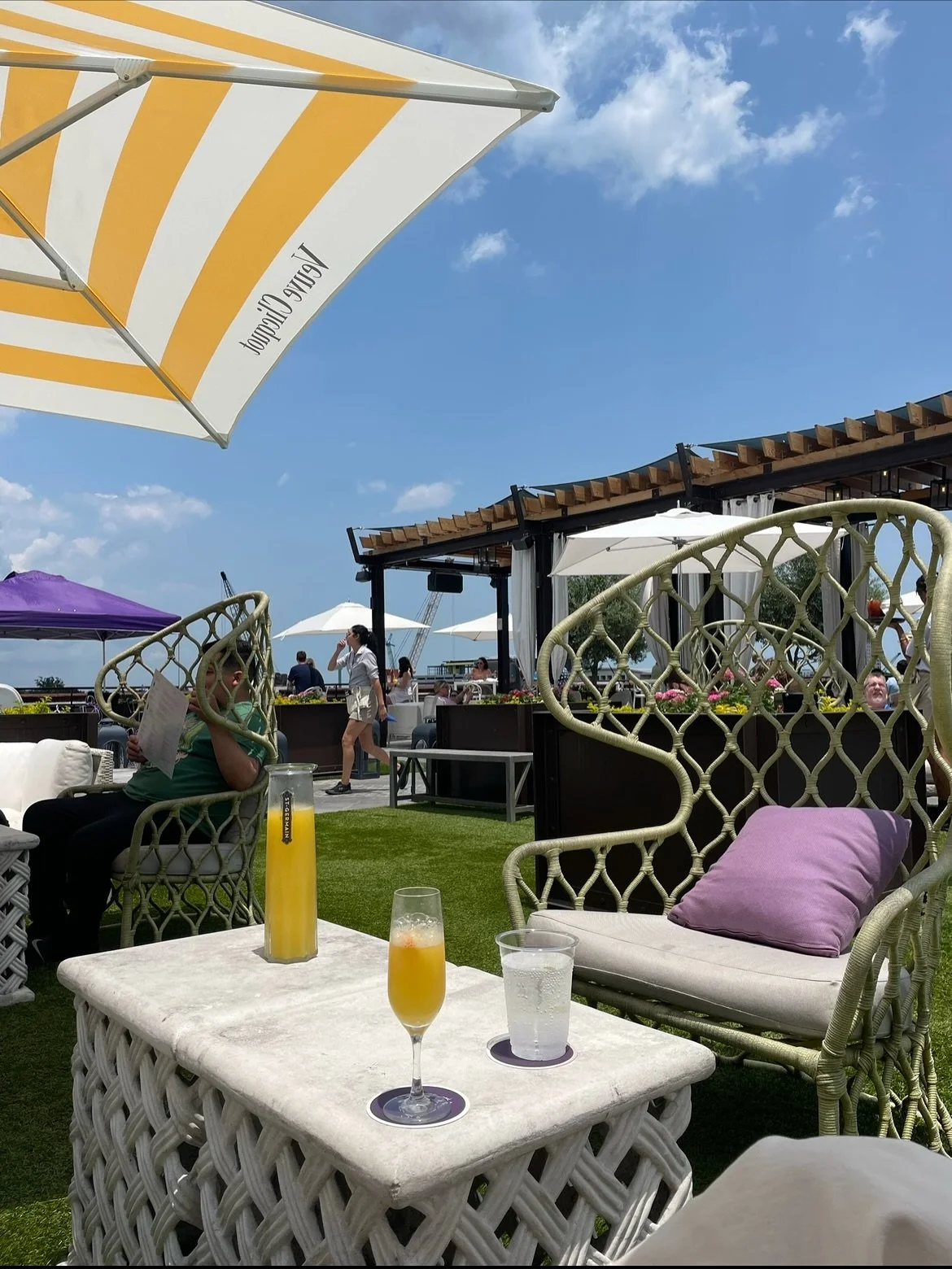 Sunset views, city lights, and southern charm from above 🌇 Make your Tybee getaway complete with a quick trip to downtown Savannah&rsquo;s many rooftops. Drop your favorite rooftop in the comments, below ⬇️