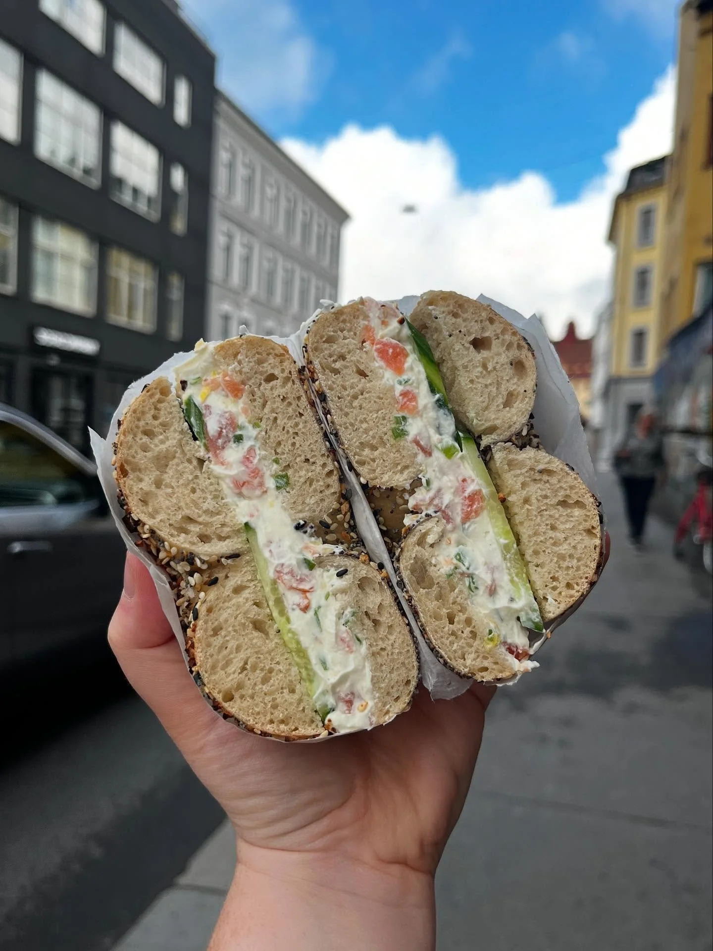 ~ M&Aring;NEDENS SEPTEMBER 🐟🥒🍋

Kremost m. r&oslash;kt laks, v&aring;rl&oslash;k &amp; sitron. Toppet med fersk agurk. 

Syrligt och g&ouml;tt. En favoritt i reprise for dere som har v&aelig;rt her fra start.