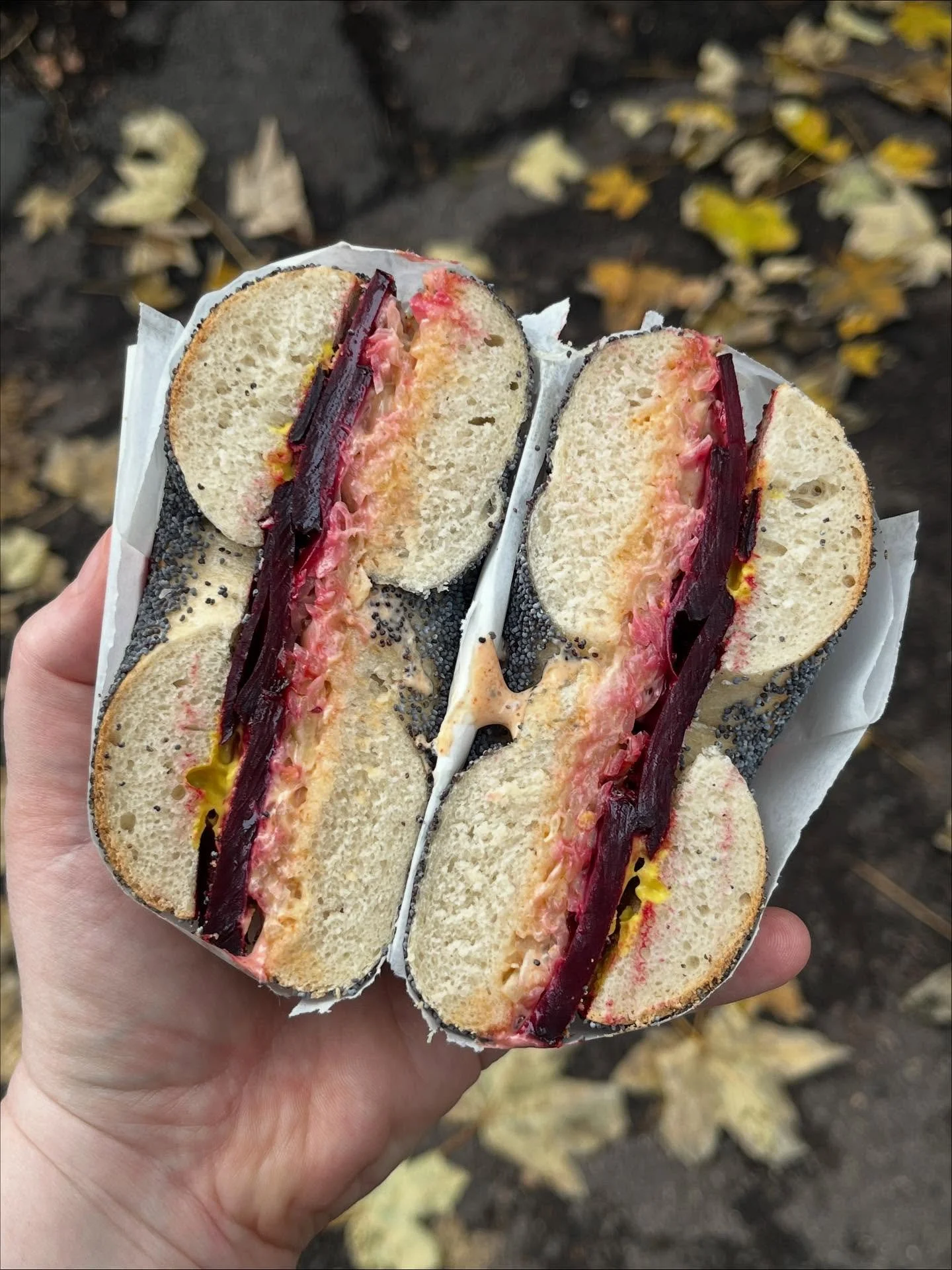 &mdash; M&Aring;NEDENS NOVEMBER 🧀🥬🩷🌪️ 

Bakt r&oslash;dbete fra Brimse G&aring;rd, Kongeost, hjemmelaget surk&aring;l, russisk dressing og sennep. Serveres varm!

To ting som skinner litt ekstra her:
&bull; Kongeosten fra Hitra G&aring;rdsmat &nd