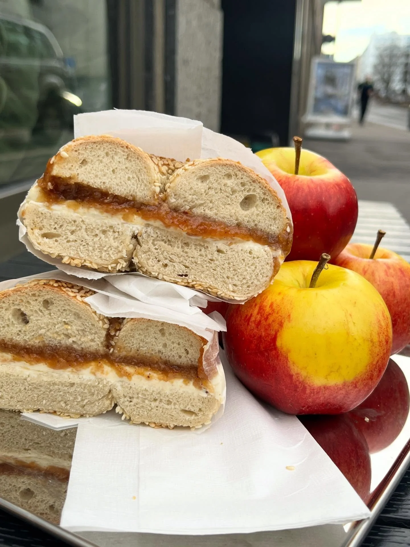NYHET P&Aring; MENYEN 🍎🍏🧈

Denne uken f&aring;r menyen v&aring;r en nykommer.

Nemlig: EPLE! Denne bagelen best&aring;r av naturell kremost og v&aring;rt hjemmelagde eplesyltet&oslash;y, eller "apple butter". Smaker litt som en klem.

Ko