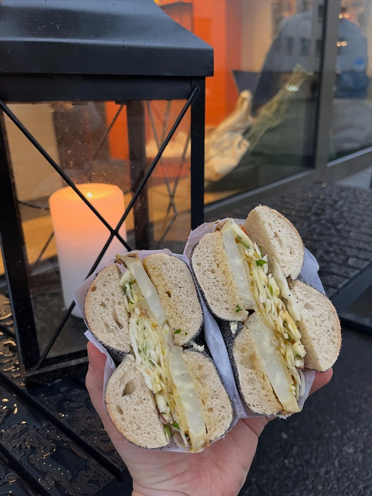 M&Aring;NEDENS DESEMBER ✨❄️❣️🎄

Ho-ho-ho. Her har vi sennepsgriljert rotselleri, Gullsporen fra Rygge Meieri, julesennep fra Inder&oslash;y 64˚ Nord, k&aring;lslaw &amp; majo. 

Har dere smakt sennepen fra Inder&oslash;y 64˚ Nord? De er de eneste i 