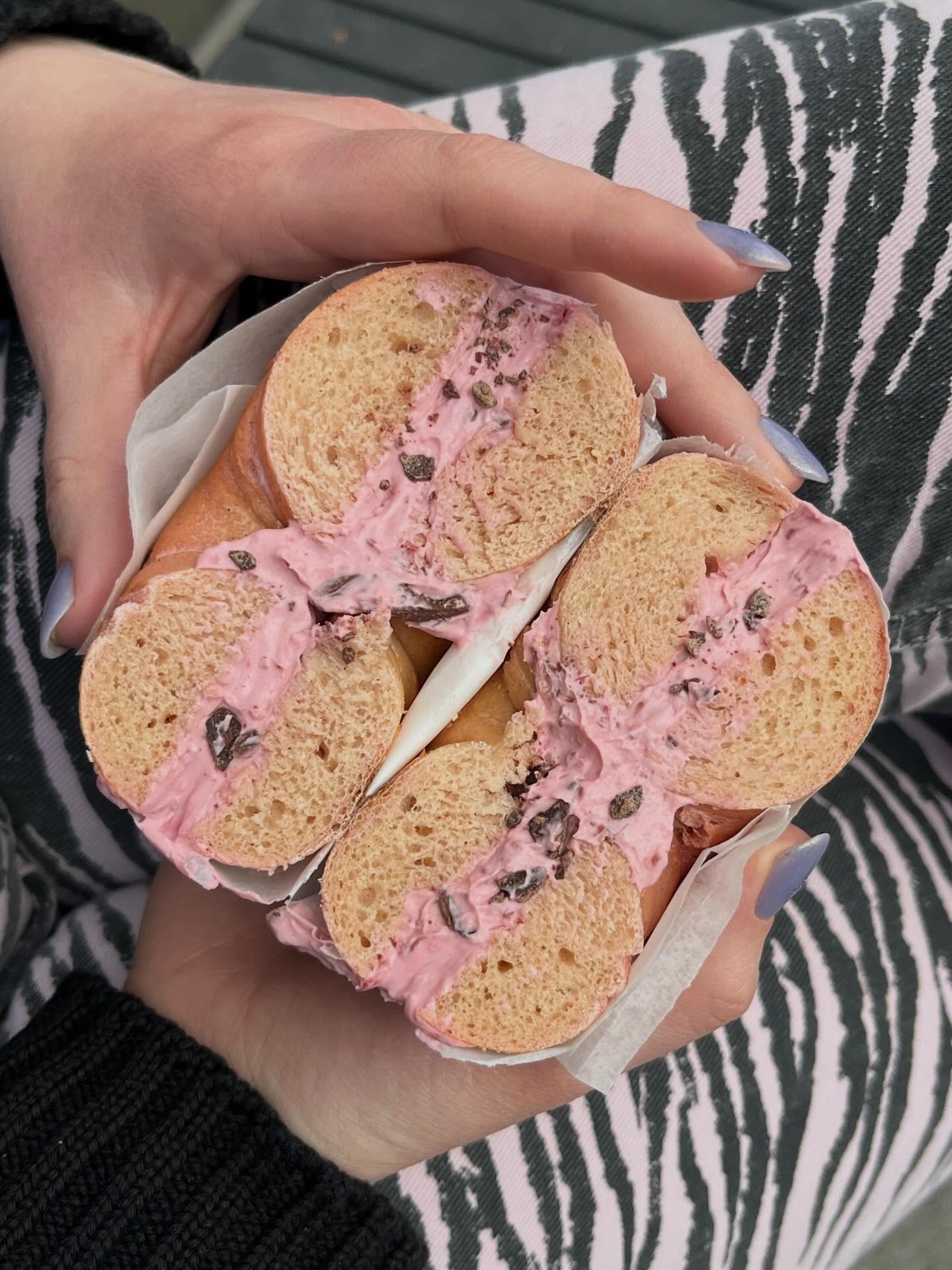 💘 VALENTINES &amp; FASTLAVN 💘

Kom innom i helgen &ndash; vi har kj&aelig;rlighet i overflod til alle dere 💋

I tillegg har vi denne lekre godbiten p&aring; menyen b&aring;de l&oslash;rdag og s&oslash;ndag;

Bringeb&aelig;rkremost med biter av m&o