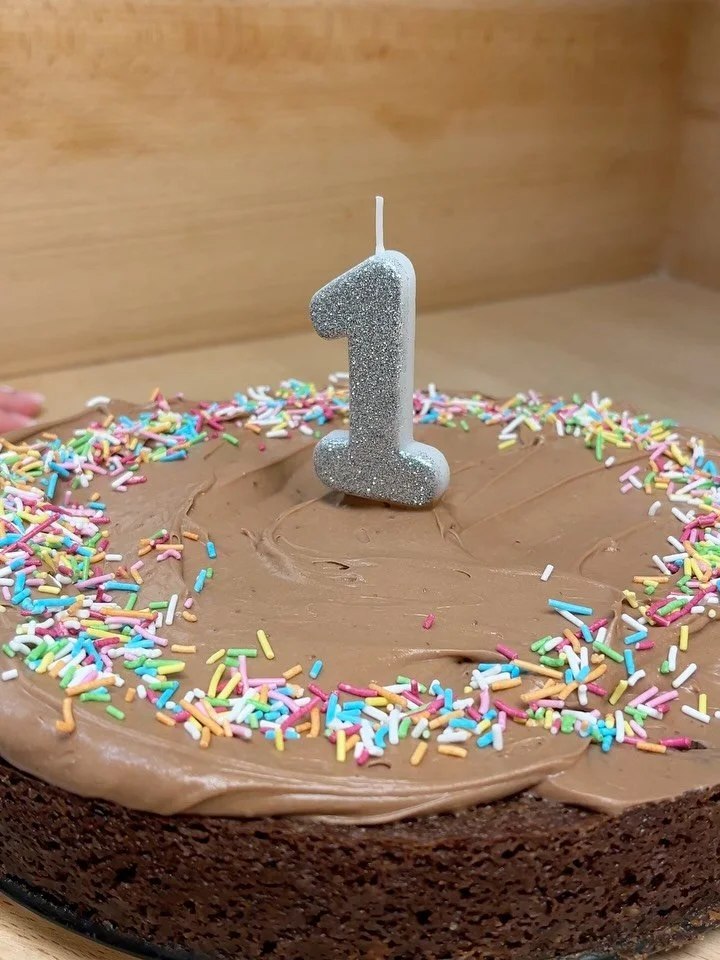 JIPPI! IG&Aring;R FYLTE EMMAS BAGELS 1 &Aring;R! 🫨🥯🥂🎈😭✨

Det er helt VANVITTIG at det allerede har g&aring;tt et &aring;r siden vi &aring;pnet. Og for et fantastisk &aring;r det har v&aelig;rt.

Ikke mange vet at jeg er verdens st&oslash;rste cr