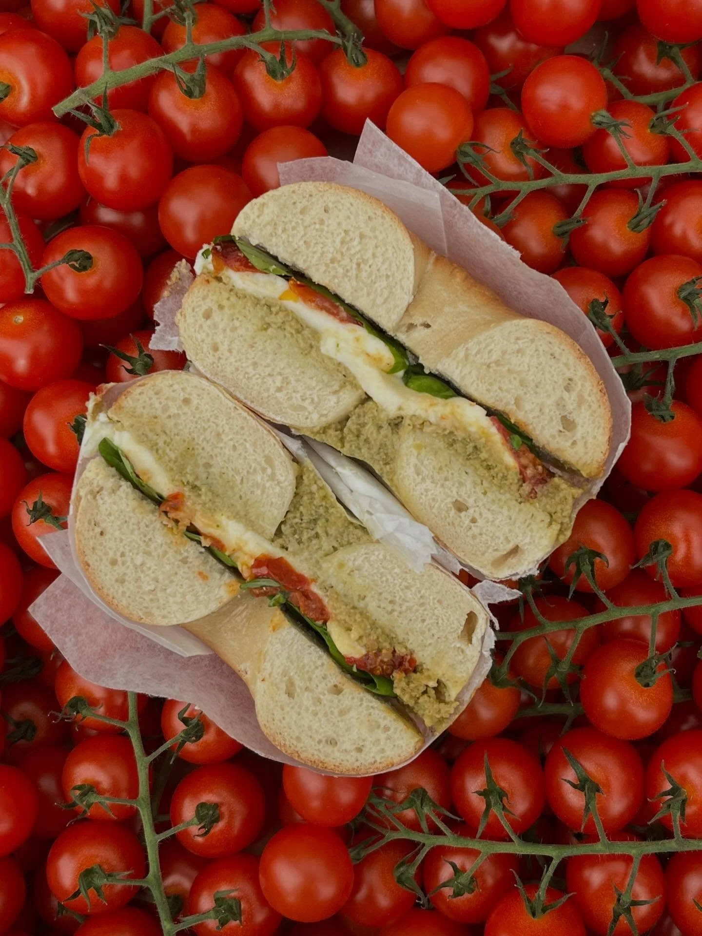 SPRINGA-DINGA-DING 🫒🌿🍅

Vi har lenge hatt lyst til &aring; kj&oslash;re en spesial med oliven. Her er den!

Hjemmelaget tapenade med gr&oslash;nne oliven, fantastisk &oslash;kologisk mozzarella fra @wintherysteri, semi-t&oslash;rkede cherrytomater