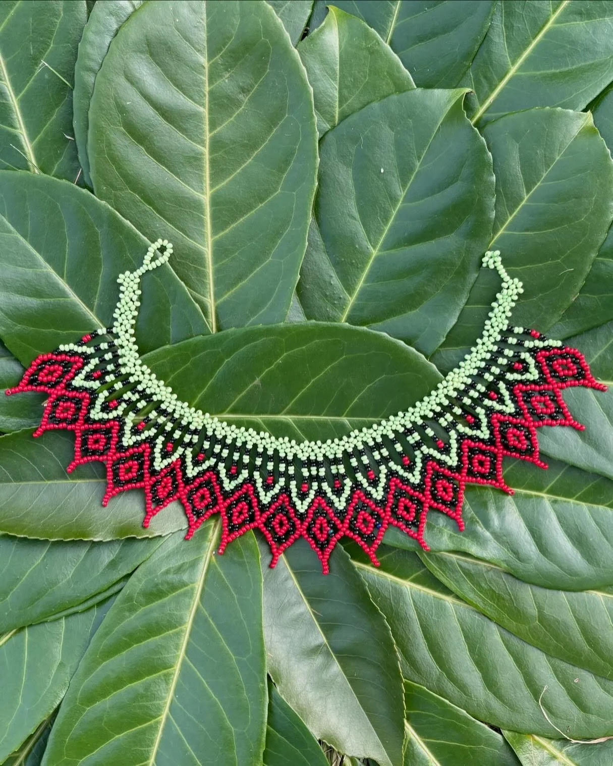 [PT] Colar Olho de Curica 🦜
💠 Grafismo | Kene: Txere Beru
📐 20 cm
🎨 Vermelho, verde claro e preto
➰ Artes&atilde;: Buni Huni Kuin
.
.
[EN] Parakeet Eye 🦜
💠 Design | Kene: Inu tae txerebebu
📐 20 cm
🎨 Red, light green, and black
➰ Artisan: Buni