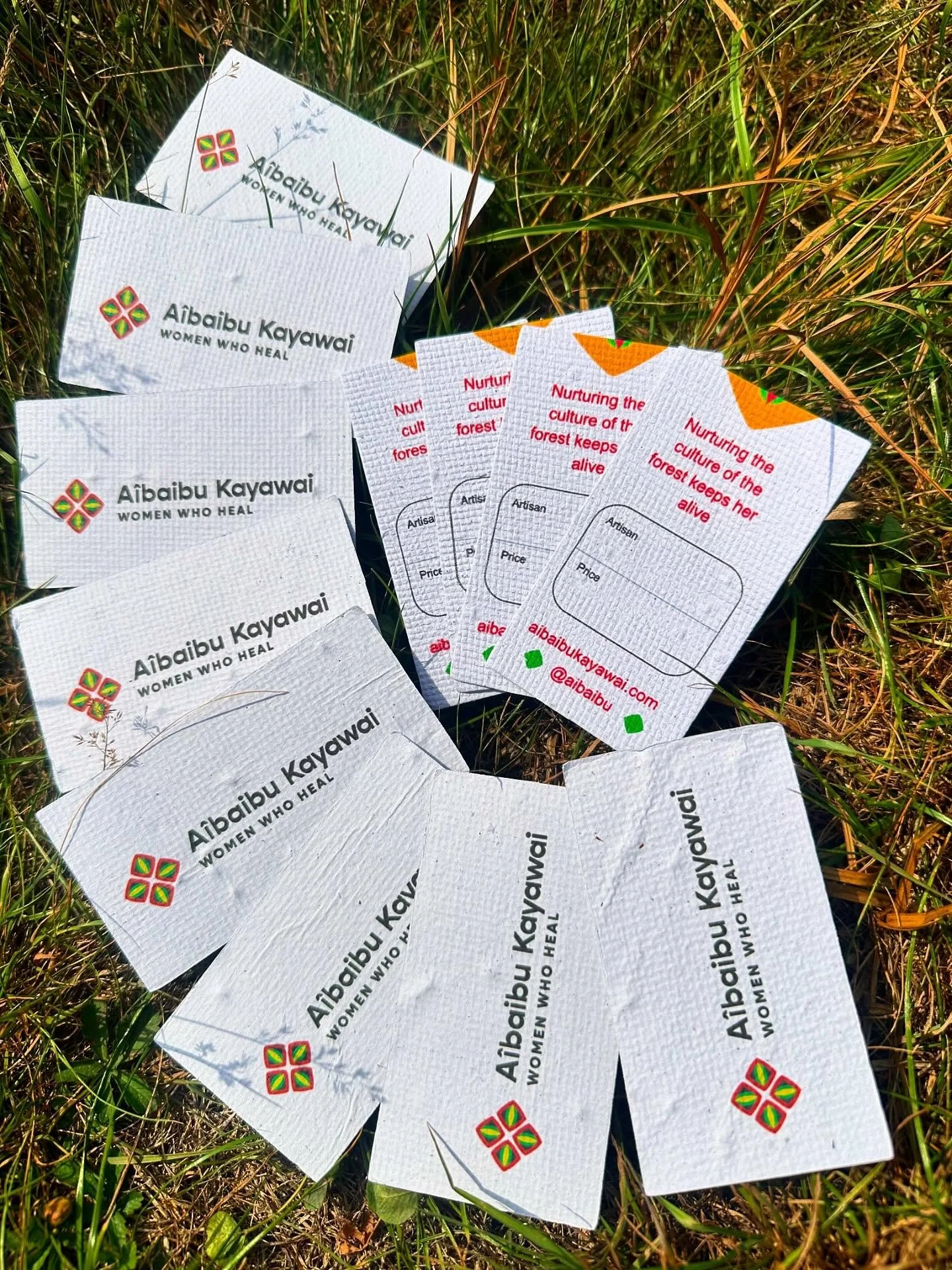 Chegaram nossas tags novas 🥹
E o mais especial: s&atilde;o feitas de papel semente 🌱

O papel semente &eacute; um tipo de papel artesanal e ecol&oacute;gico feito a partir de fibras recicladas, que incorpora sementes em sua composi&ccedil;&atilde;o