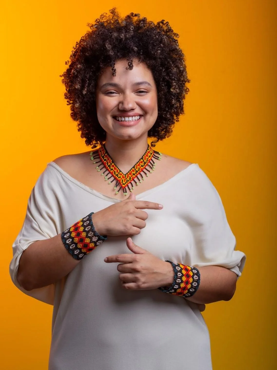 Oiee, meu nome &eacute; Amanda Z&aacute;ssi, caminho junto com a A&icirc;baibu Kayawai - Mulheres que Curam desde 2023, e nos &uacute;ltimos meses venho me dedicando mais intensamente ao projeto das joias 🎯

Tenho feito parte desde os registros foto