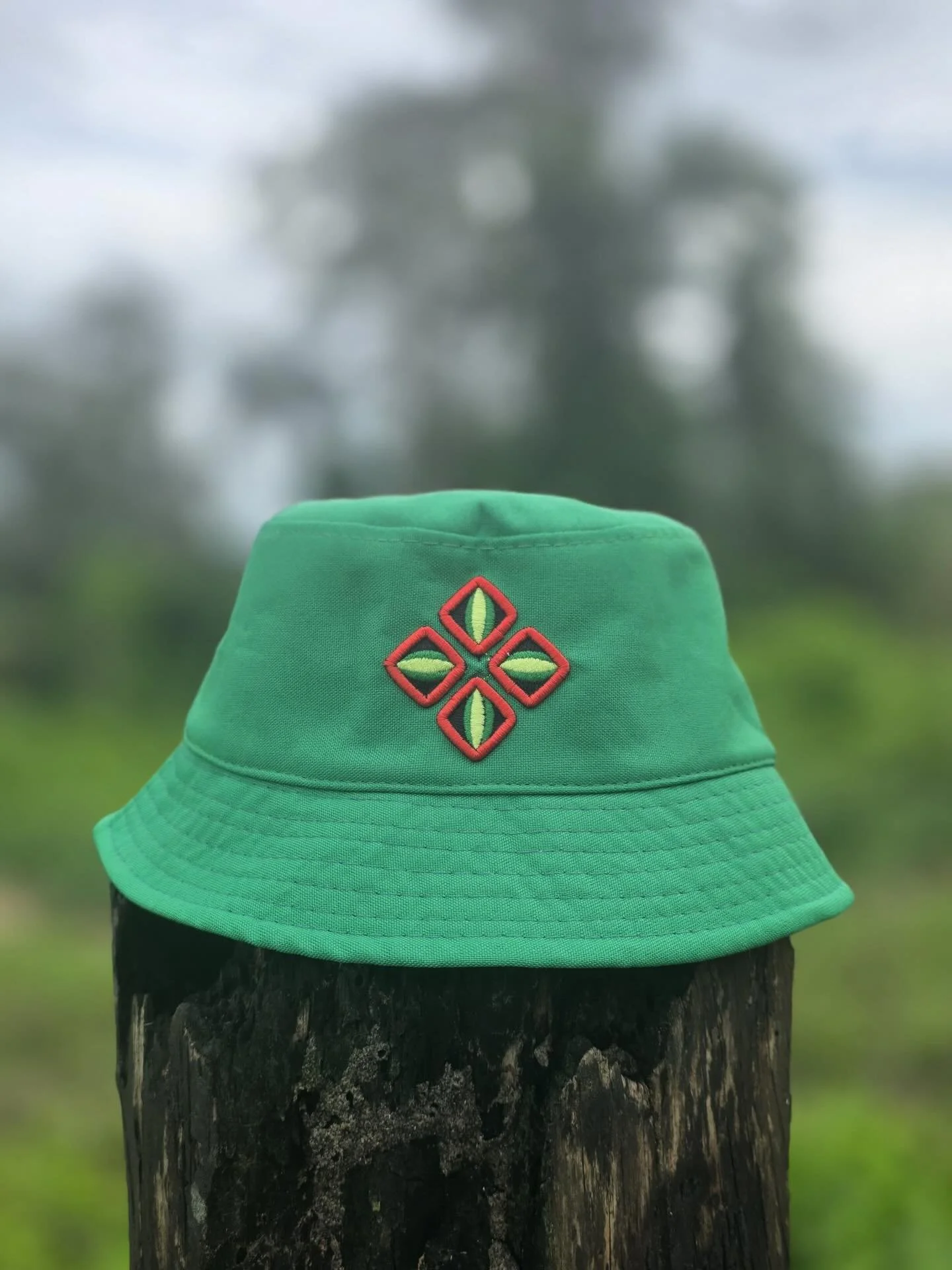 Um flagra do nosso chap&eacute;u Aībaibu caminhando pela Floresta 🌳 na companhia da nossa modelo, artes&atilde;, professora e guardi&atilde; de tantos conhecimentos @txanapaihunikui 💚